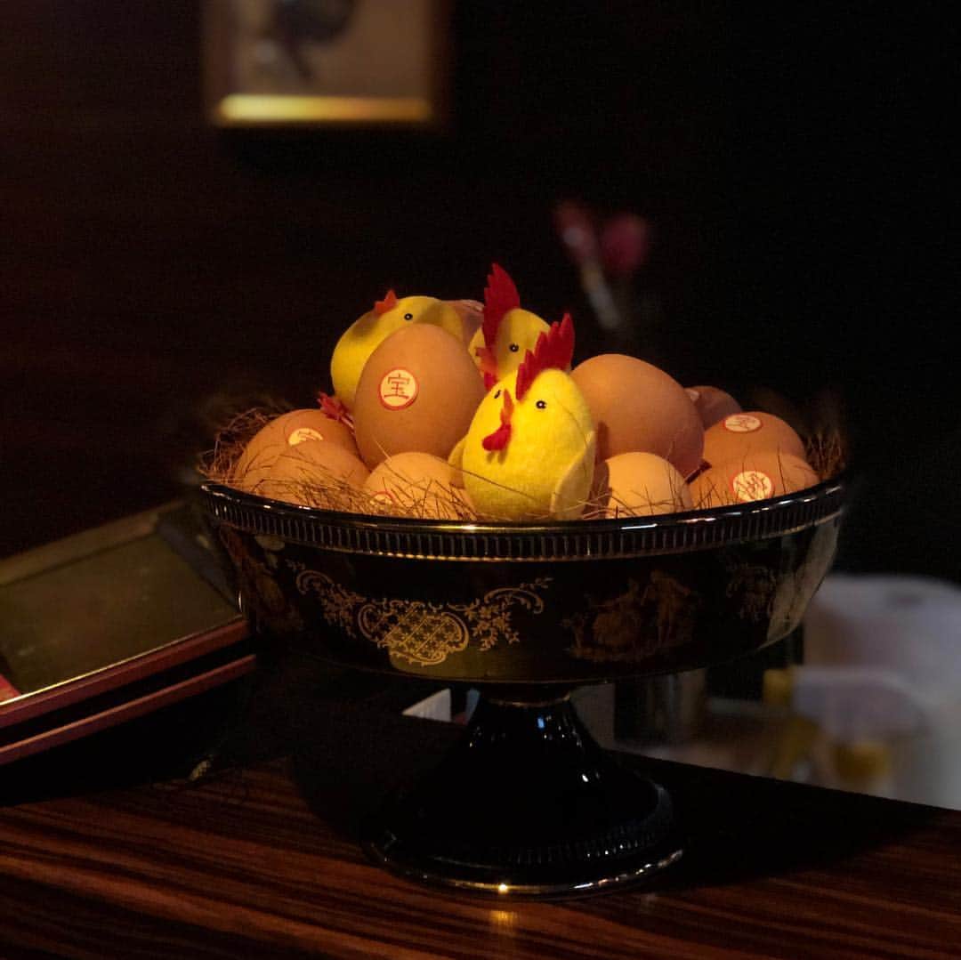 野宮真貴さんのインスタグラム写真 - (野宮真貴Instagram)「東京は夜の七時♪ ゆで卵が食べ放題のBarでした。 この方がDJでした。 愉快な仲間たちも集まって楽しい夜でした。 昨日の夜の九時のことでした。 #東京は夜の七時 #カクテルスタンド宝石 #noboru #野宮真貴 #missmakinomiya」4月14日 19時01分 - missmakinomiya