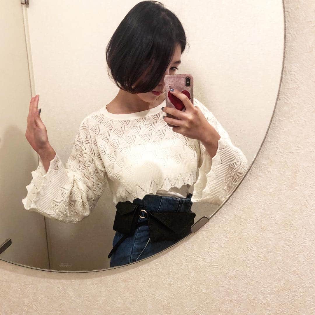 azのインスタグラム：「多分雨が降るっぽいのでずっと頭がいたい。キーンとする痛さではなく鈍痛。視界もぼーっとする。12時間、横になっていたからか。﻿ ﻿ ﻿ 何度か起きてはまた眠りにつき、その度にきっと夢を見ていた。覚えているものは少ない。覚えている夢が映し出すのは、今望んでいること——﻿ 何かの取材に来ていた。知り合いがいたので、隣に座るように前から3列目くらいに座った。あれやこれやと思うことを語る。共感する部分もあれば首をかしげる部分もある。ひと通りお互いの意見を口にして、まるで相手を通して自分のことを確かめるように、ただそれだけで終わる。結論を出さないという行為は無駄なように見えて心地良い。﻿ ﻿ ﻿ ﻿ 何かを伝えるという行為には、大きな声が必要だと思っていた。でもそうじゃない道を作っても良いのかな、と肩の力を抜くことにした。自分の信念を貫き、リーチが少なくてもコンバージョンレートが高ければ良い、という結論に至る。とはいえ文章で書くのは容易いが、ハードルはべらぼうに高い。しかし私みたいに不器用な生き方しかできない人間は、ハードモードの選択をせざるを得ないのだ。﻿ ﻿ 自由に生きてるよね、と言われがちだけれど、「何から自由なのか」という前置きを教えていただきたい。いわゆる決められた「社会人像」とか「キャリア女子像」からは自由なのかもしれないが、私自身はちっとも自由だとは思っていない。確固たる理想と反するように芽生えた信念が自由を阻む。﻿ ﻿ 「自由の裏には責任が必ずある」これは小学6年生の時の担任が教えてくれた言葉だけれど（今思うとなかなかに早熟）、その対面（トイメン、と読んでいただきたい）には理想や信念が構えている、ということを付け足そう。私の自由はこういう構成なのだ。横並びに理想や信念があればさぞイージーだったことか。﻿ ﻿ ﻿ 今は自由ではない。自分を縛る理想や信念と、ゆっくり対話して距離を考えなければいけない時期だ。おそらくとても苦しくて、惑わされて、逃げ出したくなる時期。人生は20代で決まる、なんて言葉もあるけれど、社会構造や生物学上の女性としての抗い難い事象とうまく折り合いをつけながら、自分の人生は自分で責任を持って選択していきたい。そういう意味では人生は毎度の選択で決まってしまうから、年齢は関係ないのだと思う。﻿ ﻿ 今までしてきた選択をひとつひとつ愛していくにはまだ幼すぎるけれど、これからの選択に関しては、自分だけではなく周りの人や環境に対しても愛を持っておこなっていきたい。もし私が自由を得たその時には、その翼で誰かを包み込んだり、望みの地へ連れて行ったりしてあげたいから。﻿ ﻿ #knit #tanjpn #note」
