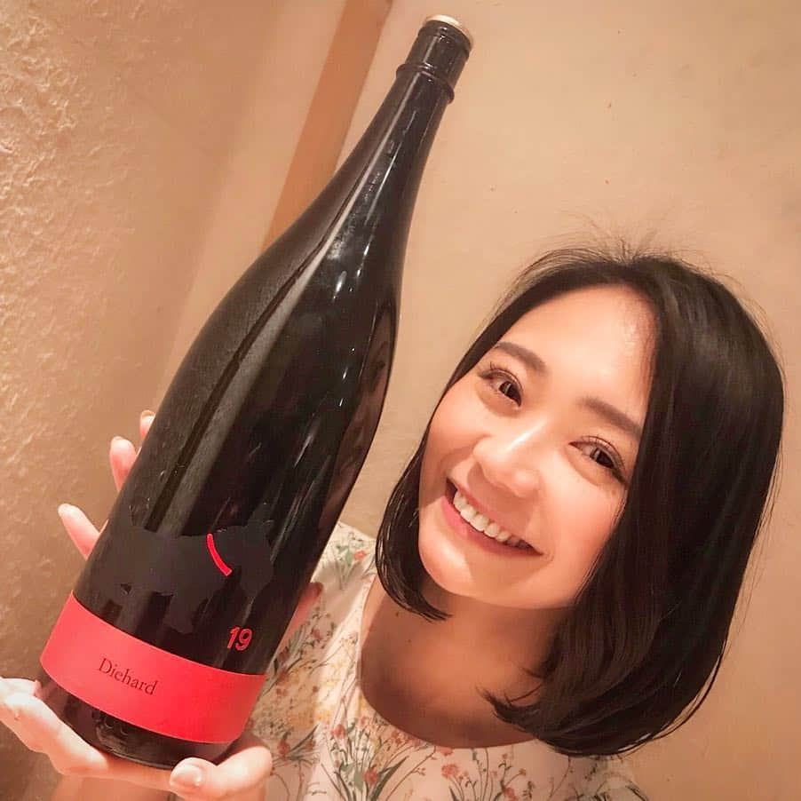 緑川静香さんのインスタグラム写真 - (緑川静香Instagram)「【しーたん日本酒録】  尾澤酒造場@長野 Diehard 19 純米吟醸  心地よく響く芳醇辛口酒。  どんなに困難でくじけそうでも信じることを決してやめない時に寄り添ってくださいダイハードよ。  #しーたん日本酒録 #唎酒師 #日本酒 #日本酒女子 #尾澤酒造場 #長野 #純米吟醸 #十九 #19 #diehard #sake #japanesesake #sakestagram #일본술  #美山錦を50%まで磨いた #10号酵母  #なんでスコティッシュ・テリアかというと戌年に造られたからだそうな #大吟醸並み #クセなく上質 #喉をスッと通る #気持ちいいくらいに #ずっと飲めちゃうやつ」4月14日 19時04分 - midorikawa_shizuka