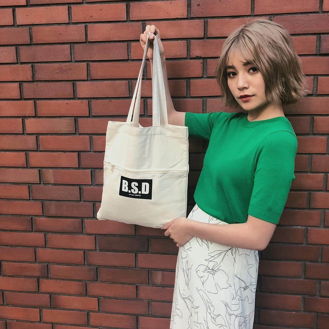 浪花ほのかのインスタグラム：「、 、 、  今月のPopteenの付録♩ チャックのところが財布とか入れれて使いやすい〜💓 #Popteen #付録 #トートバッグ #カバン #onespo #ロゴ」