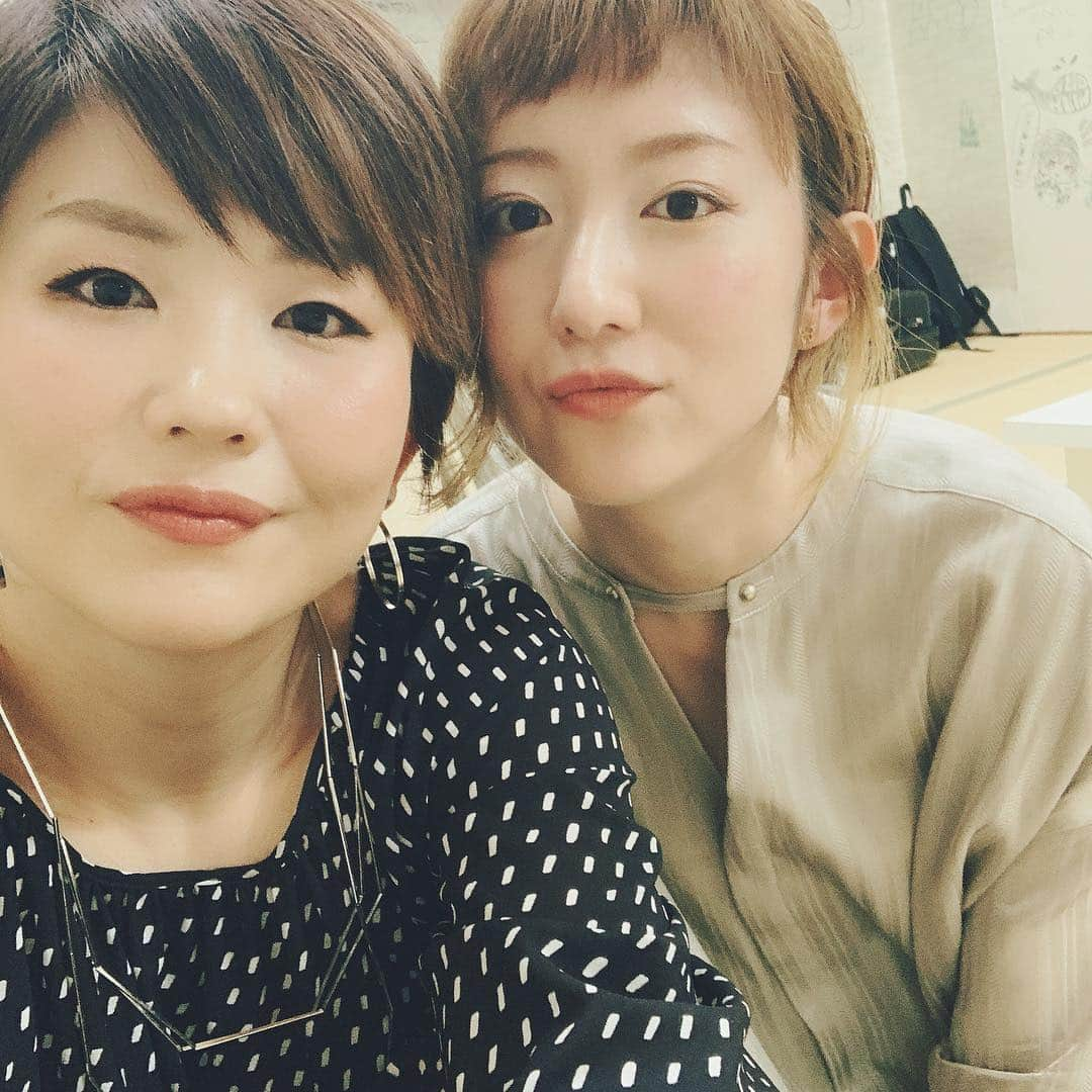 YUKA さんのインスタグラム写真 - (YUKA Instagram)「本日、神戸アコフェスでした✨クラブ月世界にて。ejiちゃんのピアノと✨だいぶ、宇宙のほうへいってしまいました。笑🔮✨ 声からはじまってSunshine Girl、ラヴソング、カタルシス Triangleにゆいいつむに。  そして、Kくんに誘ってもらって一曲コラボも。なんて贅沢なの。しあわせな夜でした☺️✨ 新津由衣ちゃんとも再会できて。ほっくほく。 "ゆいいつむに"と"にいつゆい"の見た目が似ている。笑  神戸牛ステーキのお弁当食べながら帰ります。  6／15(土)にまたツアーで神戸VARIT.もどってくるので☺️✨遊びに来てね💕  #K #ejl #新津由衣 #moumoon #YUKA #神戸アコフェス」4月14日 19時07分 - yukamoumoon