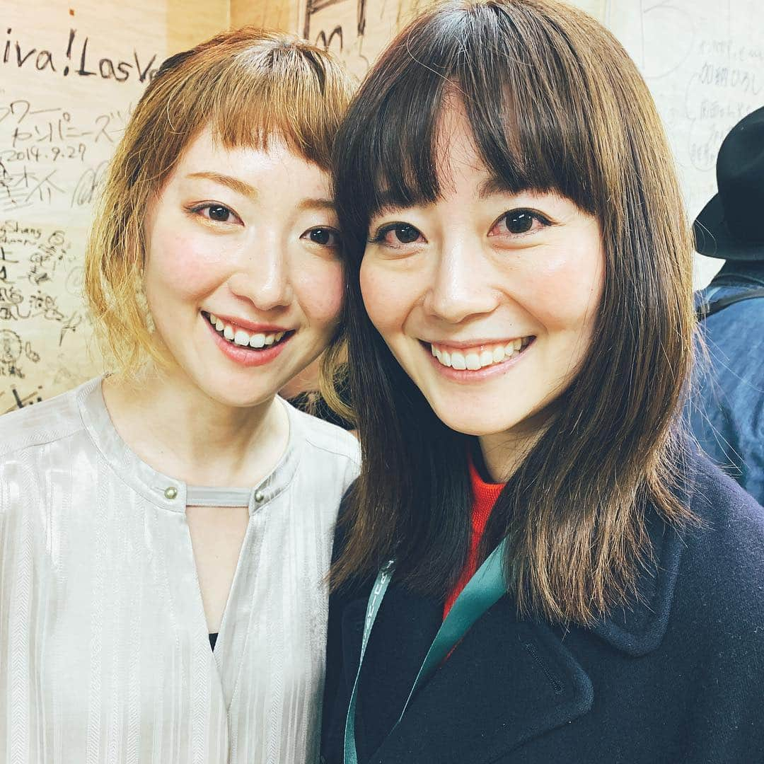 YUKA さんのインスタグラム写真 - (YUKA Instagram)「本日、神戸アコフェスでした✨クラブ月世界にて。ejiちゃんのピアノと✨だいぶ、宇宙のほうへいってしまいました。笑🔮✨ 声からはじまってSunshine Girl、ラヴソング、カタルシス Triangleにゆいいつむに。  そして、Kくんに誘ってもらって一曲コラボも。なんて贅沢なの。しあわせな夜でした☺️✨ 新津由衣ちゃんとも再会できて。ほっくほく。 "ゆいいつむに"と"にいつゆい"の見た目が似ている。笑  神戸牛ステーキのお弁当食べながら帰ります。  6／15(土)にまたツアーで神戸VARIT.もどってくるので☺️✨遊びに来てね💕  #K #ejl #新津由衣 #moumoon #YUKA #神戸アコフェス」4月14日 19時07分 - yukamoumoon