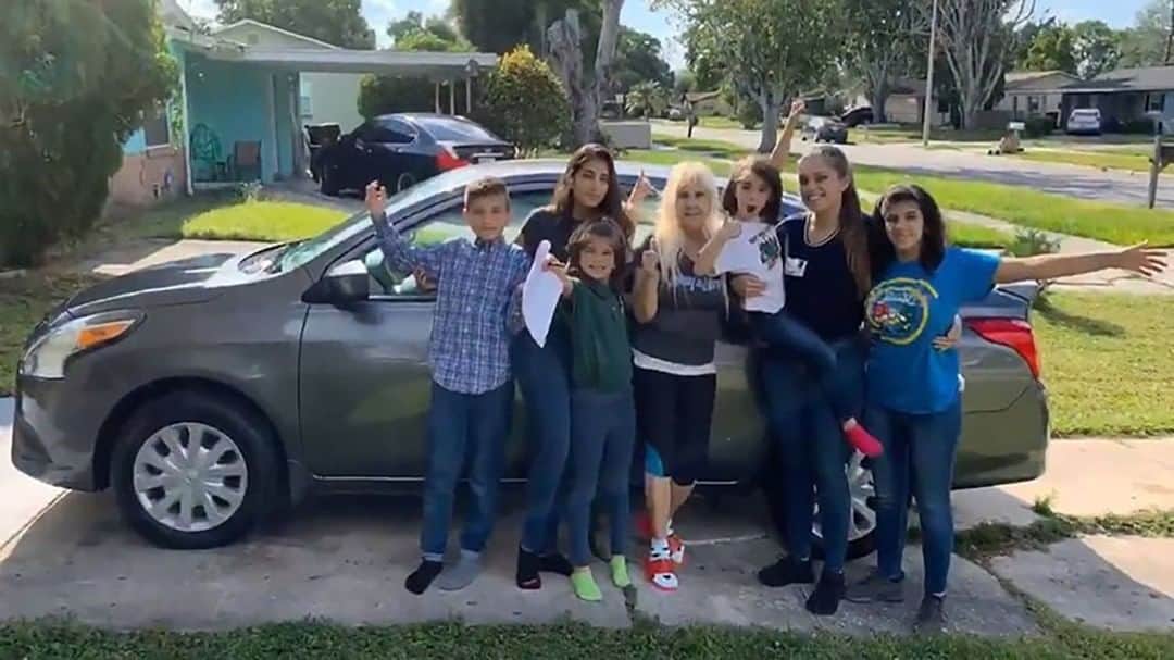 CNNさんのインスタグラム写真 - (CNNInstagram)「This 20-year-old woman raising all five of her younger siblings just received a huge gift from the suburban Orlando sheriff’s office: a brand-new car 🚗 For the past three years, Samantha Rodriquez (second from right) has been in charge of feeding and clothing her siblings, now ages 5 to 17, following their parents’ deaths. When the community around Orange County, Florida, heard about the family, people wanted to help. The family didn’t have a car, so the sheriff’s department arranged to surprise Rodriguez with her very own Nissan Versa. "When they told me the car is for us, I remember thinking, 'They just took away all these worries and stresses.'" she told CNN. "It was such a big weight off my shoulder and will help so much." (📸: Orange County Sheriff's Office)」4月14日 19時07分 - cnn