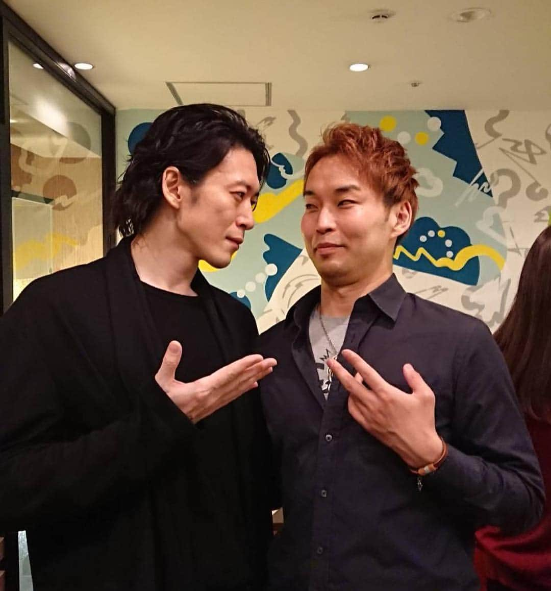 宮尾俊太郎さんのインスタグラム写真 - (宮尾俊太郎Instagram)「ミュージカル ロミオ&ジュリエット 終演致しました！ ありがとうございました！ 終わりなき世界に連れて行って頂いた、小尻健太さんの振り付けには大変学ばせていただきました。 初演から全ての公演に出ている飯田一徳さん。 大公の石井一孝さんは初代アラジンでもあり、木下晴香さんは最新版アラジンのジャスミンという、初代と最新の方が同じ舞台にいるという奇跡。 そして、帰りの大阪駅では柚希礼音さんとばったり。  #kバレエ #kballet #バレエ #ballet #dancer #miyao #shuntaro #宮尾俊太郎 #japan #tokyo #ロミジュリ #大千秋楽 #石井一孝 #飯田一徳 #柚希礼音 #大貫勇輔」4月14日 19時13分 - shuntaro_miyao