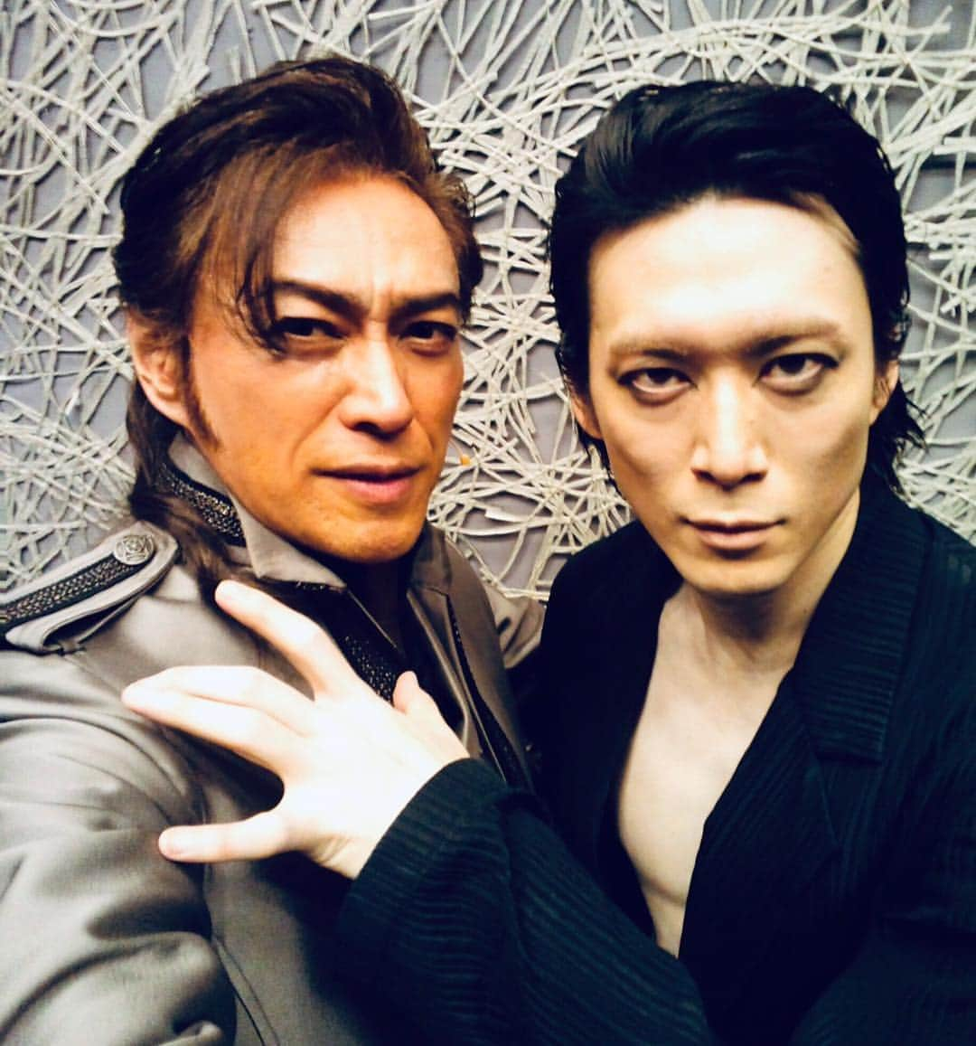 宮尾俊太郎さんのインスタグラム写真 - (宮尾俊太郎Instagram)「ミュージカル ロミオ&ジュリエット 終演致しました！ ありがとうございました！ 終わりなき世界に連れて行って頂いた、小尻健太さんの振り付けには大変学ばせていただきました。 初演から全ての公演に出ている飯田一徳さん。 大公の石井一孝さんは初代アラジンでもあり、木下晴香さんは最新版アラジンのジャスミンという、初代と最新の方が同じ舞台にいるという奇跡。 そして、帰りの大阪駅では柚希礼音さんとばったり。  #kバレエ #kballet #バレエ #ballet #dancer #miyao #shuntaro #宮尾俊太郎 #japan #tokyo #ロミジュリ #大千秋楽 #石井一孝 #飯田一徳 #柚希礼音 #大貫勇輔」4月14日 19時13分 - shuntaro_miyao