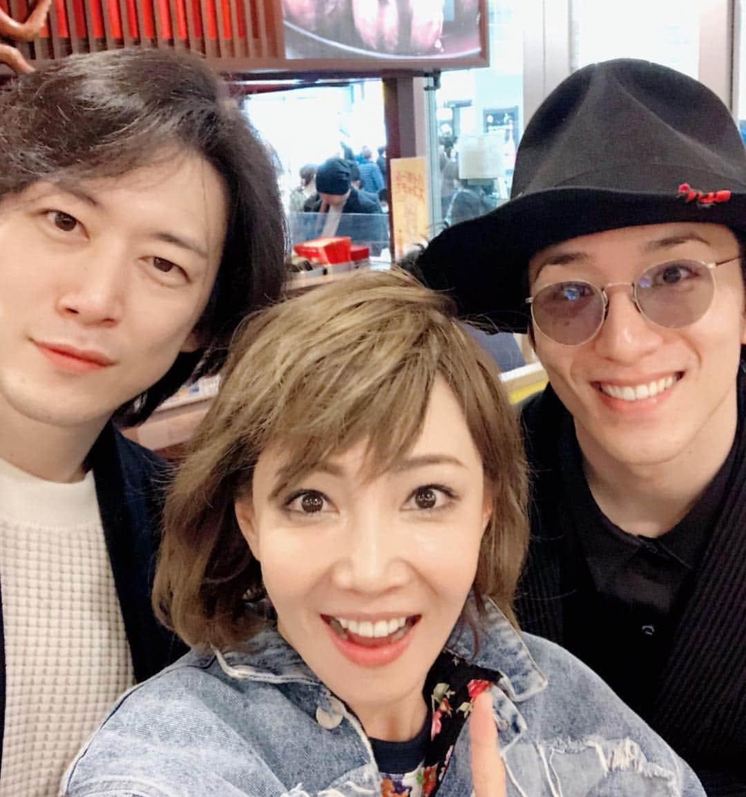 宮尾俊太郎さんのインスタグラム写真 - (宮尾俊太郎Instagram)「ミュージカル ロミオ&ジュリエット 終演致しました！ ありがとうございました！ 終わりなき世界に連れて行って頂いた、小尻健太さんの振り付けには大変学ばせていただきました。 初演から全ての公演に出ている飯田一徳さん。 大公の石井一孝さんは初代アラジンでもあり、木下晴香さんは最新版アラジンのジャスミンという、初代と最新の方が同じ舞台にいるという奇跡。 そして、帰りの大阪駅では柚希礼音さんとばったり。  #kバレエ #kballet #バレエ #ballet #dancer #miyao #shuntaro #宮尾俊太郎 #japan #tokyo #ロミジュリ #大千秋楽 #石井一孝 #飯田一徳 #柚希礼音 #大貫勇輔」4月14日 19時13分 - shuntaro_miyao