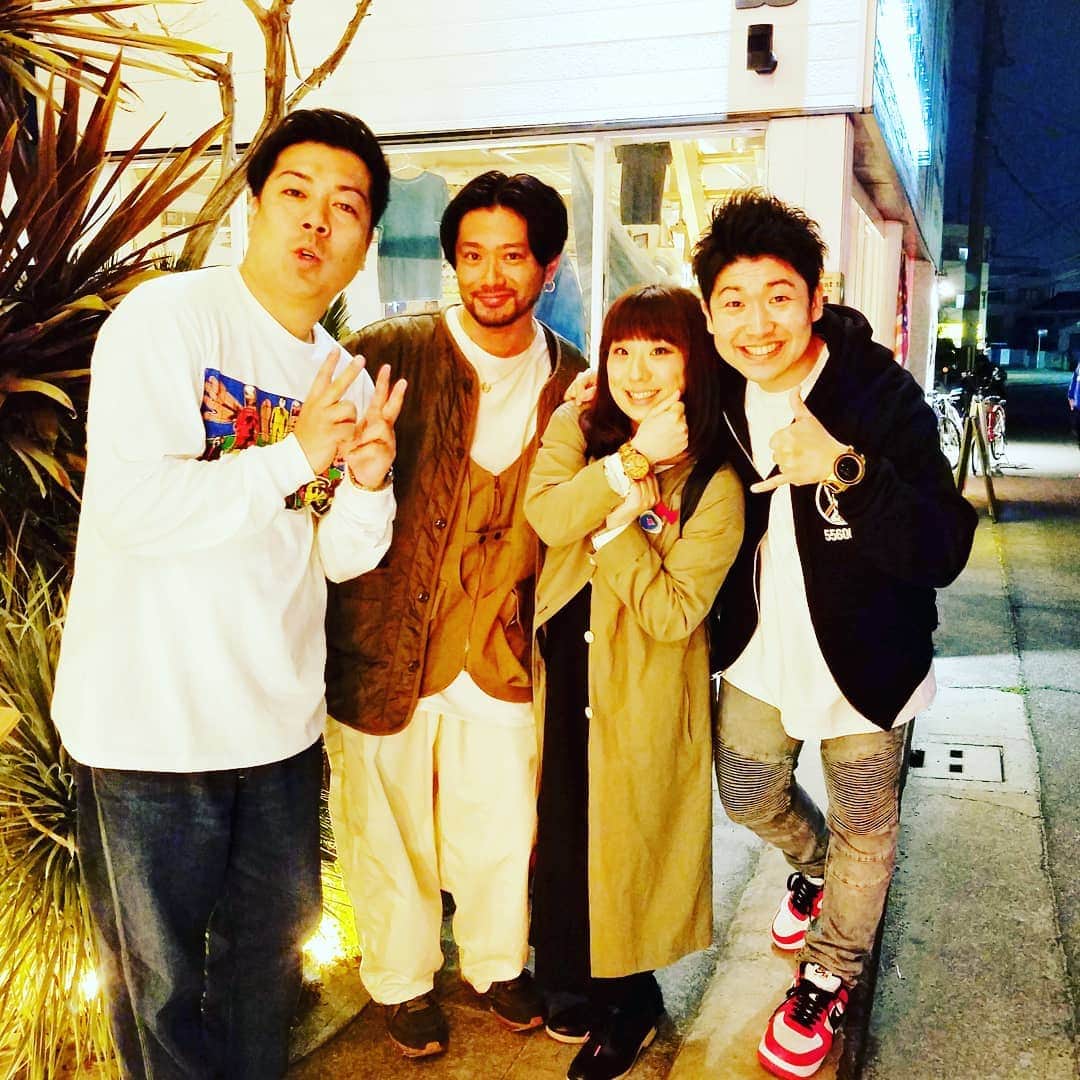 レイチェルのインスタグラム：「昨夜。  久しぶりにお会い出来た、森田マリコンヌ姉さん&マルセイユ別府君と一緒に、  仲良しのBES君のLIVEを観に行って来ましたよ！  なかもずにあるカリフォルニア風のオシャレなお店で、雰囲気につられてfineポーズしちゃったりして、なんか小旅行に来た友達4人みたいな写真が撮れましたよ！  てことで昨夜もホンマに、  たぁのぉしぃーかったぁ～！！！！！ 😁😁😁😁💨💨💨💨💨🎶🎶🎶🎶🎶✨✨✨✨✨」