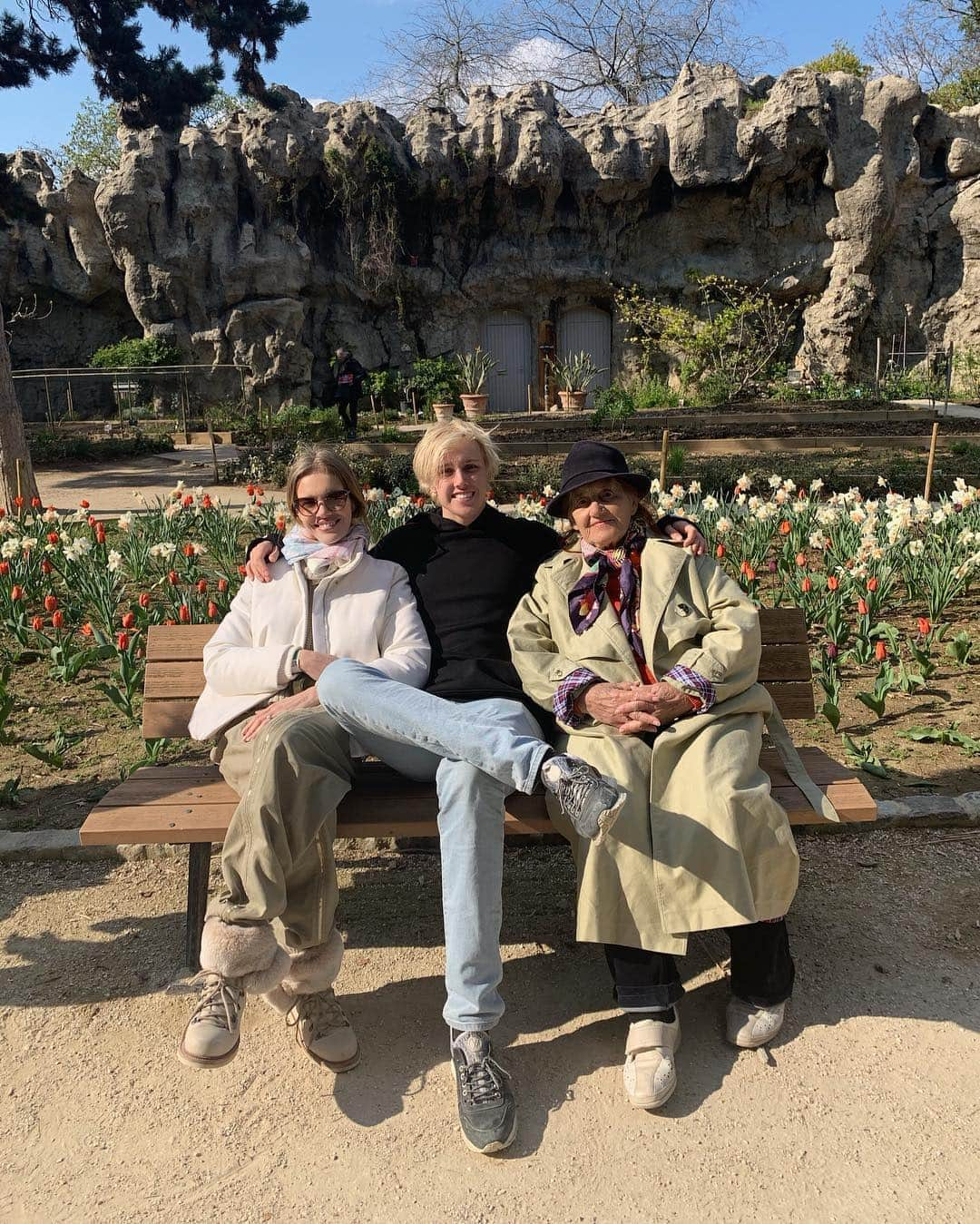 ナタリア・ヴォディアノヴァさんのインスタグラム写真 - (ナタリア・ヴォディアノヴァInstagram)「3 generations 1 bench 😜♥️👩🏼👱🏻‍♂️👵🏻 happy Sunday from our family to yours 🌈🥰♥️ ps: yes granny is back 💪🏻 Гулливер и лилипуты. С бабуней и своим малышом @lucas_portman Всем солнечного воскресенья!」4月14日 19時16分 - natasupernova