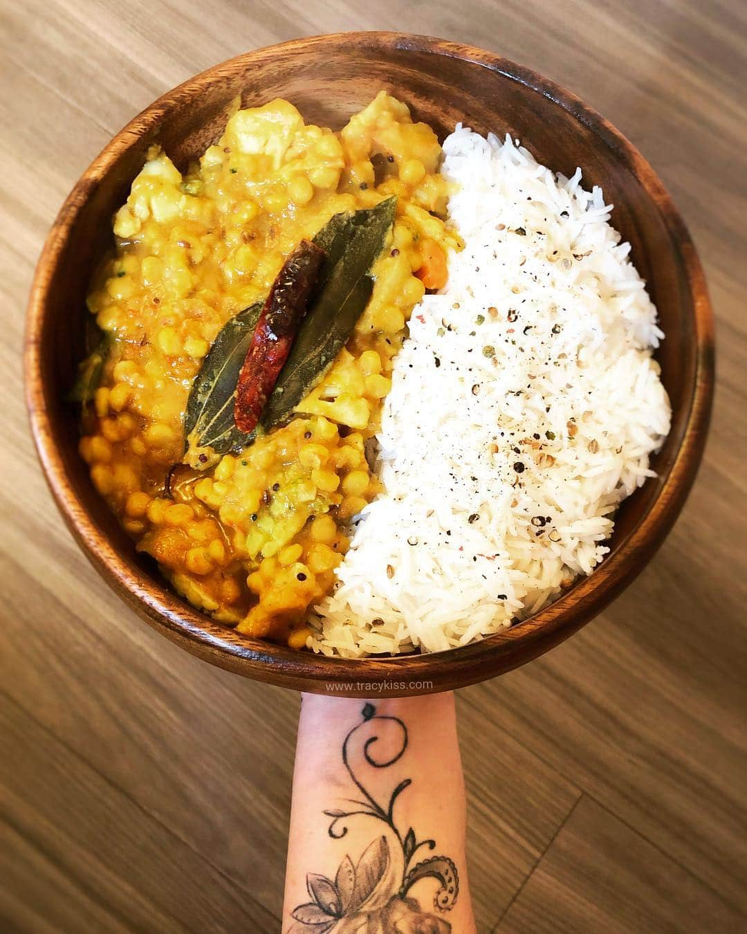 トレーシー・キスさんのインスタグラム写真 - (トレーシー・キスInstagram)「Today’s vegan lunch is a fusion of my favourite English and Indian foods with the use of some veggie leftovers from a roast dinner that I made yesterday. I had carrots, cauliflower, broccoli and roast potatoes chilled in my fridge which I added to a tarka daal with white rice and rainbow peppercorns and it’s  absolutely delicious! When was the last time you experimented with food my darlings? ------------------------ #indian #fusion #daal #curry #tracykiss #girlswithmuscles #bodygoals #femaleempowerment #muscles #booty #tattoo #healthy #bodytransformation #inspiration #wcw #motivation #ootd #fashion #weightloss #fitness #weightlossjourney #girlpower #thick #ootn #lotd #veganism #girl #gym #bodybuilding #vegan」4月14日 19時18分 - tracykissdotcom