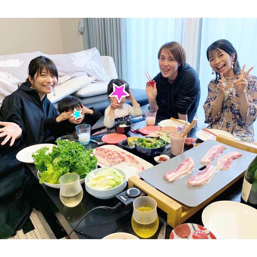 三倉佳奈さんのインスタグラム写真 - (三倉佳奈Instagram)「久し振りの再会、大山未希ちゃんの新居でサムギョプサルパーティ☺︎☺︎ 専用のプレートが！すごい！ オシャレなお家でお肉もりもり巻き巻き楽しかったー✨ ご馳走さまでした！  #サムギョプサル #お肉のかたまり #追加追加で #ペロリと大量消費しました 笑 #春高バレーで出会ったのがもう17年前 #大山姉妹#大山未希 ちゃん#同級生  #加奈ちゃん含め4人でもまた会いたい💕」4月14日 19時19分 - kana_mikura0223