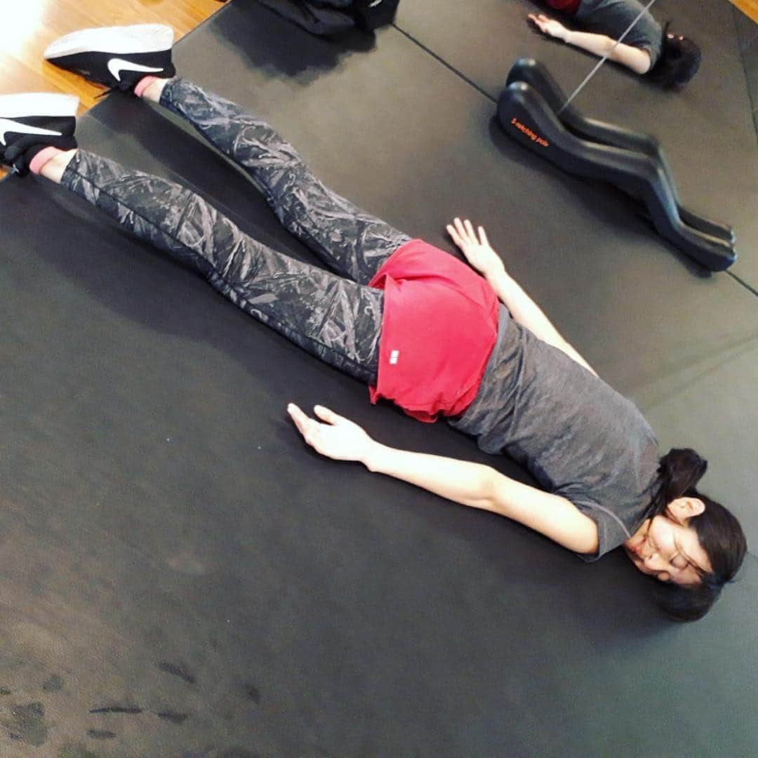 三倉茉奈さんのインスタグラム写真 - (三倉茉奈Instagram)「久しぶりにトレーニング！ で、最後ばたんきゅう笑(3枚目) with大山未希ちゃん。(4枚目) ナイストレーナー！ 明日筋肉痛になりそうー でも気持ちよかったぁ。 #gym  #training  #筋トレ #スパルタトレーナー #大山未希ちゃん #同い年」4月14日 19時19分 - mana_mikura_official