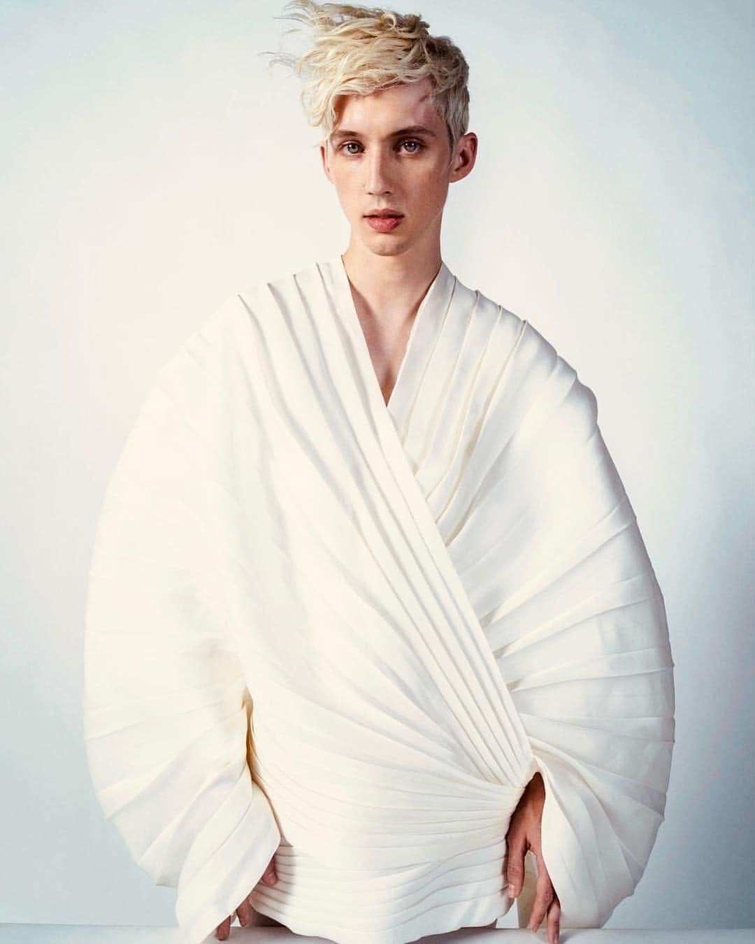 バルマンさんのインスタグラム写真 - (バルマンInstagram)「WHITE LIKE SUMMER @troyesivan featured @wmag wearing #BALMAINSS19 shot by @timwalkerstudio and styled by @saramoonves.  #BALMAINARMY」4月14日 19時22分 - balmain