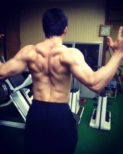 銘苅淳のインスタグラム：「2012年のメカルと2019年同日のメカル。  #背中難しい #ビーレジェンド #トレーニング #銘苅淳 #このリュック背負ってる人はメカル #インパル #新作リュック」