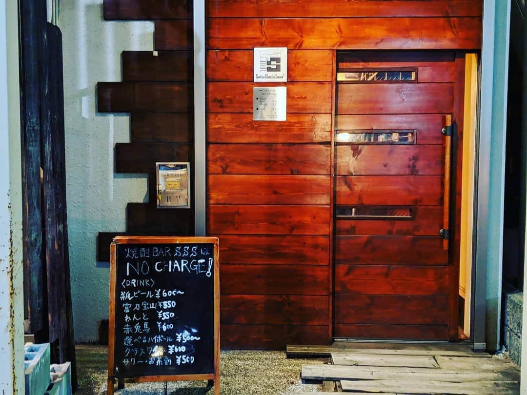 磯部正文さんのインスタグラム写真 - (磯部正文Instagram)「MASAFUMI ISOBE EXHIBITION # 6  4/17(WED)-4/21(SUN) 江ノ島オッパーラ 12:00-22:00 開催中の20日(SAT)には当日券￥1,000の弾き語りライブも 毎日在廊します(18日は18時くらいまで)  割としっかりした厚紙でフライヤーを作りまして 横浜F.A.D  横須賀かぼちゃ屋 幻DAYZ(BAR) 国立one(美容室) 高円寺HIGH 学芸大学 焼酎BAR SSS(BAR) 祐天寺AB tokyo  等にも置かせていただいてるのでお気軽に取りに行ったり呑んだり髪を切ったり服を着てみたりしてください  よろしくお願いします☆」4月14日 19時23分 - masafumiisobe