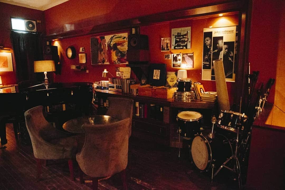 HereNowさんのインスタグラム写真 - (HereNowInstagram)「Marsalis Bar is revered as a pioneer among jazz bars in Kaohsiung. It gives you "your own living room" vibe. 高雄最舒服自在的爵士客廳 Recommended by @outdoorhan. . . . #herenowcity #wonderfulplaces #beautifuldestinations #travelgram #instatravel #travelingram #igtravel #livefolk #instapassport #Marsalis Bar馬沙里斯爵士酒館 #kaohsiung #kaohsiungcity #kaohsiungfood #高雄 #台湾旅行 #台灣 #iseetaiwan #exploretaiwan #vscotaiwan #taiwangram」4月14日 19時28分 - herenowcity