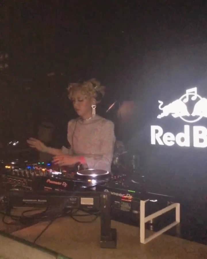 PELIのインスタグラム：「4/12 🦢🦢🦢💕💕💕 #redbullfesttyo  #fancyHIM #fancyHIMtokyo #redbullmusic  @fancyhimtokyo  @redbullmusicjp  @redbullmusic  @contacttokyo」