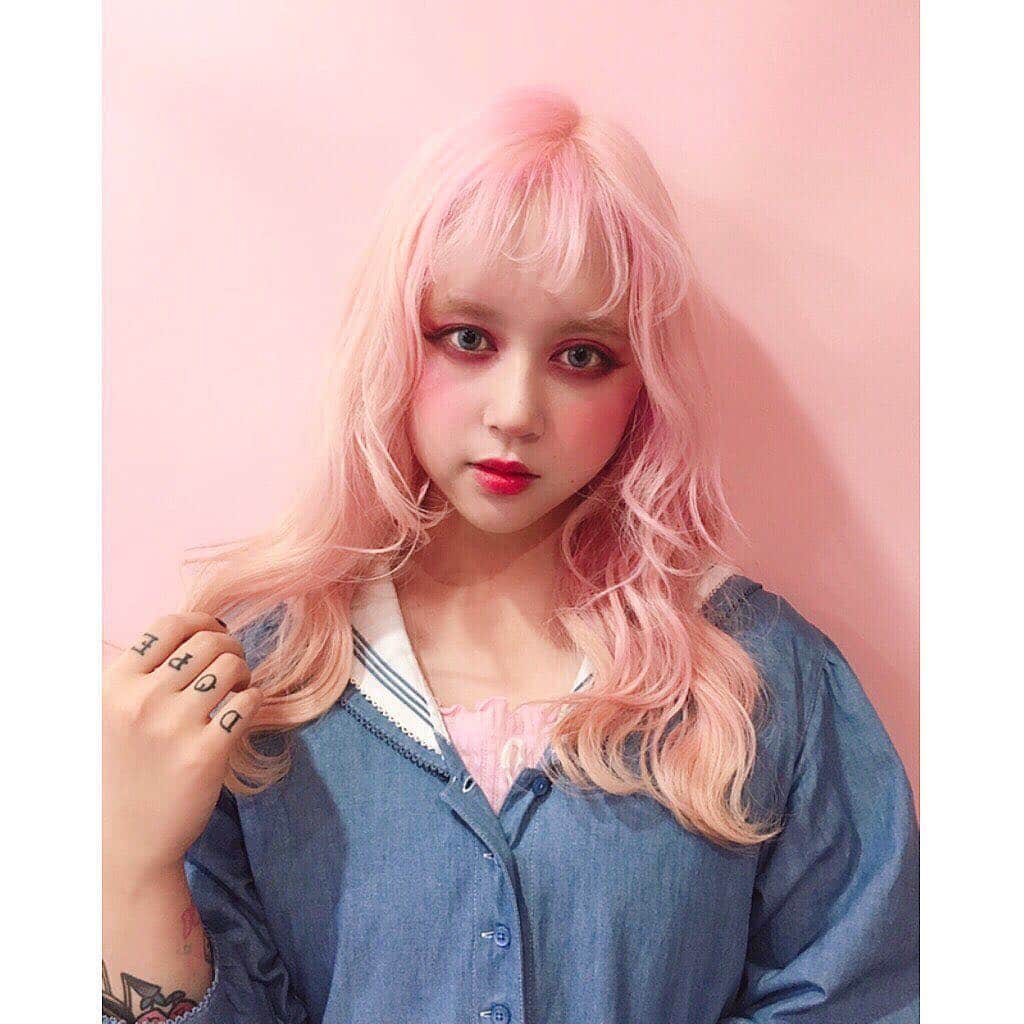 bettie'sclubさんのインスタグラム写真 - (bettie'sclubInstagram)「mimiちゃん、カラーメンテナンスしました🌸今回も肌色に近いbaby salmon pink🐖🐖🐖 前髪も眉上にカット✂︎ いつもありがとうございます✨ #Bettie #bettiehair ・ 明日は定休日になります。休み中もLINE又はDMにてご予約承ります♥︎4月後半のご予約お待ちしています✨」4月14日 19時38分 - bettie_tokyo