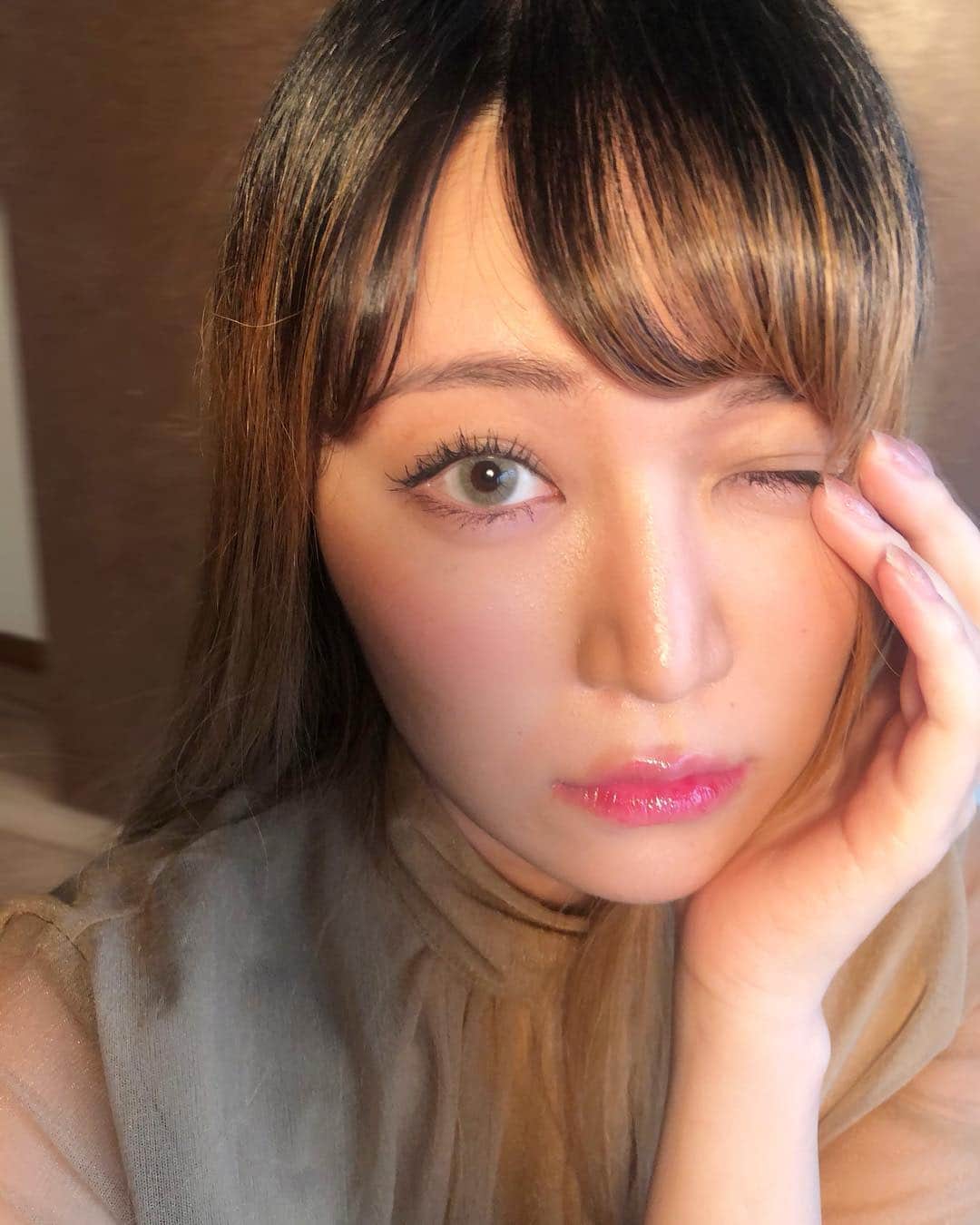 DJ mariennuのインスタグラム：「先日 @ebisu8.beauty さんで眉のアートメイクをしてもらったよん❤️写真は眉何もしてない状態☺️照明有りのノンフィルターです！ 本当に眉毛無かったからアートメイクにはだいぶお世話になっていますw 今回3回目だったんだけど、私はアートが拡散しやすいタイプなので前のアートが微妙に広がっちゃってたんだけど、その状態もちゃんと説明してくれてそれに合った入れ方や色をしっかりカウセリングしてくれて安心してアートメイク出来ました🎵 興味ある方は是非Checkしてね😘本当に楽になるよー😍」