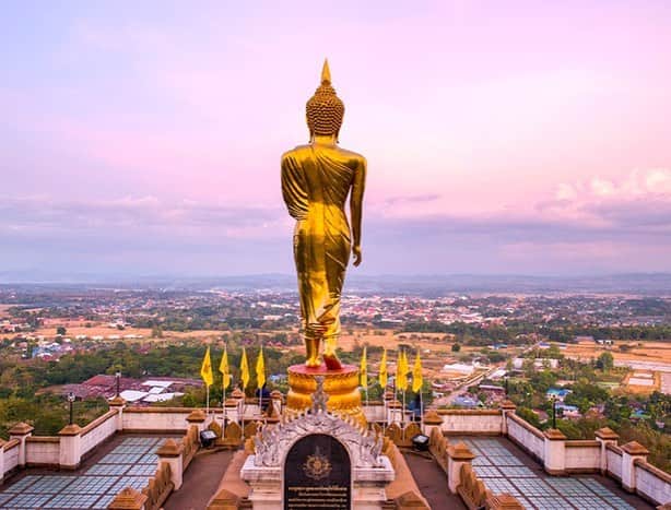 タイ国政府観光庁さんのインスタグラム写真 - (タイ国政府観光庁Instagram)「今週の注目スポットはナーン県の名所「ワット・プラタート・カオノーイ」へGO💁‍♀️﻿ ﻿ 「ワット・プラタート・カオノーイ」は、標高約240m、カオノーイ山の山頂にある寺院。ナーン市街を一望できる高台には、黄金の立像が佇み、まるでナーンの街を見守っているよう。立像の正面から上がる朝日は特に美しく、絶景スポットとしても話題になっています✨﻿ ﻿ アクセスはナーン中心街から車で約20分🚗﻿ ﻿ #タイ #ナーン #タイ北部 #ワットプラタートカオノーイ #タイ寺院 #仏像 #絶景 #こんなタイ知らなかった #タイを知りつくす #タイ旅行 #タイ12の秘宝 #ゆうやけこやけ部 #ダレカニミセタイソラ #旅好きな人と繋がりたい #旅行好きな人と繋がりたい #thailand #nan #norththailand﻿ #watphrathatkhaonoi #temple #amazingthailand #thailandtravel #thailandtrip #thai #thaistagram #lovethailand #12hiddengems﻿ ﻿」4月14日 19時33分 - amazingthailandjp