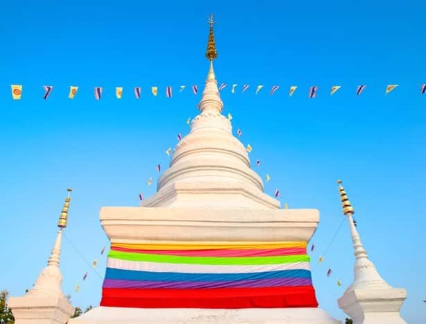 タイ国政府観光庁さんのインスタグラム写真 - (タイ国政府観光庁Instagram)「今週の注目スポットはナーン県の名所「ワット・プラタート・カオノーイ」へGO💁‍♀️﻿ ﻿ 「ワット・プラタート・カオノーイ」は、標高約240m、カオノーイ山の山頂にある寺院。ナーン市街を一望できる高台には、黄金の立像が佇み、まるでナーンの街を見守っているよう。立像の正面から上がる朝日は特に美しく、絶景スポットとしても話題になっています✨﻿ ﻿ アクセスはナーン中心街から車で約20分🚗﻿ ﻿ #タイ #ナーン #タイ北部 #ワットプラタートカオノーイ #タイ寺院 #仏像 #絶景 #こんなタイ知らなかった #タイを知りつくす #タイ旅行 #タイ12の秘宝 #ゆうやけこやけ部 #ダレカニミセタイソラ #旅好きな人と繋がりたい #旅行好きな人と繋がりたい #thailand #nan #norththailand﻿ #watphrathatkhaonoi #temple #amazingthailand #thailandtravel #thailandtrip #thai #thaistagram #lovethailand #12hiddengems﻿ ﻿」4月14日 19時33分 - amazingthailandjp