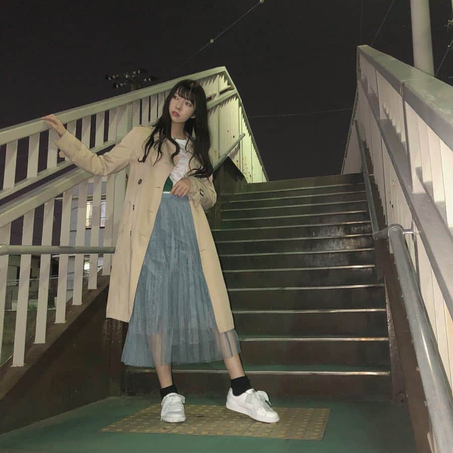 日下部美愛のインスタグラム：「私服🦋 ブルーのスカートと白スニーカーがお気に入り‎☺︎ この前展示会で注文した @mimitoujours のスカートが先に届いたんだ〜！(4/15入荷) オープン特典で、 初めてお買い物した方は、1,000P貰えるんだって🤩 . @mimitoujours @joint_space #mimitoujours #mimitoujours_style #pr #photo #japan #model #me #code #fashion #makeup #followme #instagood #camera #ootd #한국 #맞팔 #사진 #데일리 #데일리룩 #인스타사진 #인스타그램 #일본인」