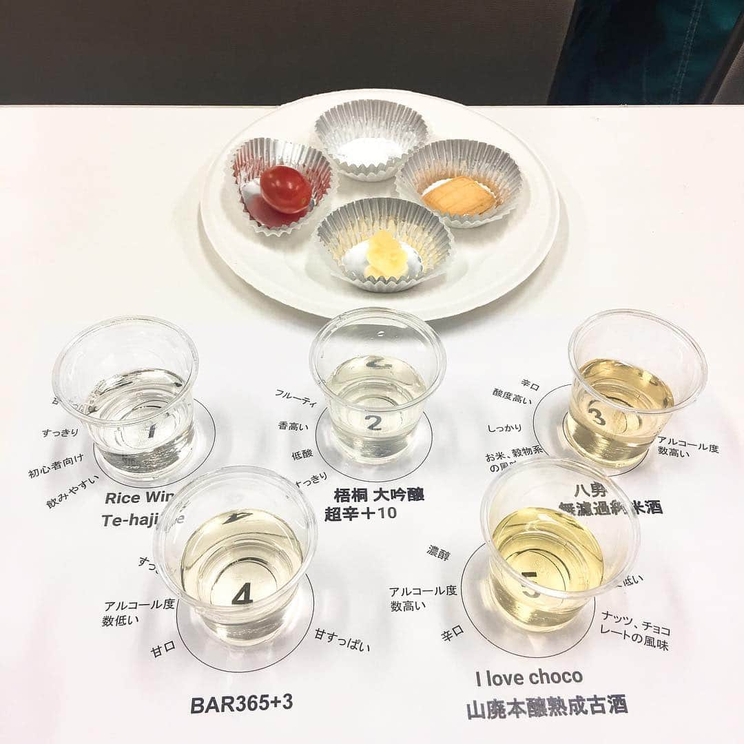 金巻ともこさんのインスタグラム写真 - (金巻ともこInstagram)「#sakefestival に行ってきたー！ ペアリングワークショップに参加したんですけど、おもしろかったなー。口に含んでるもので味が変わる。ワインとの比較もよかった。結論として「塩」だな、となるあたり私の舌が貧困。フードもおいしい！ 仕込み水もいろいろ飲めたんですけど、本当に水の味が違う。楽しかった！ #日本酒 #sakefestival2019  #おでかけ金巻」4月14日 19時34分 - tomotomoco