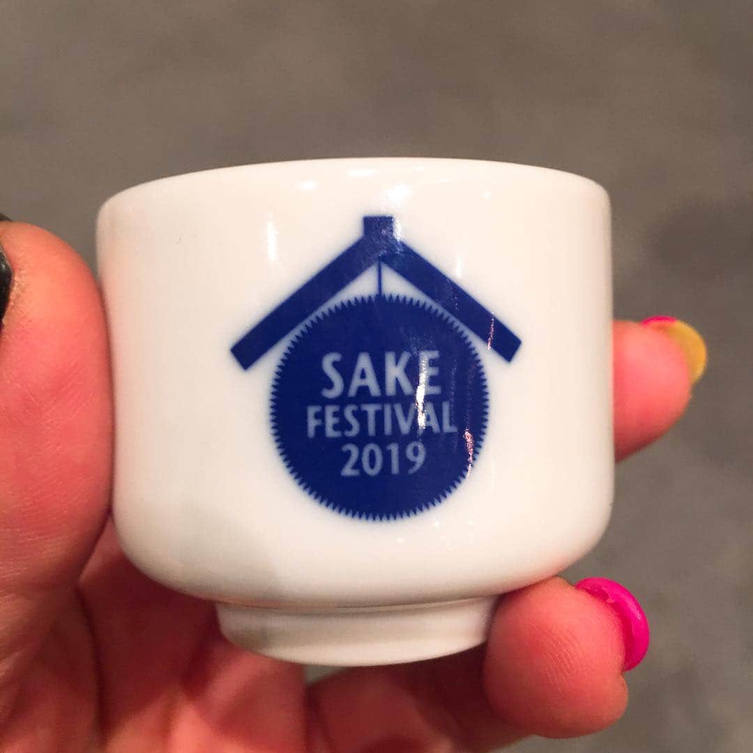 のインスタグラム：「#sakefestival に行ってきたー！ ペアリングワークショップに参加したんですけど、おもしろかったなー。口に含んでるもので味が変わる。ワインとの比較もよかった。結論として「塩」だな、となるあたり私の舌が貧困。フードもおいしい！ 仕込み水もいろいろ飲めたんですけど、本当に水の味が違う。楽しかった！ #日本酒 #sakefestival2019  #おでかけ金巻」