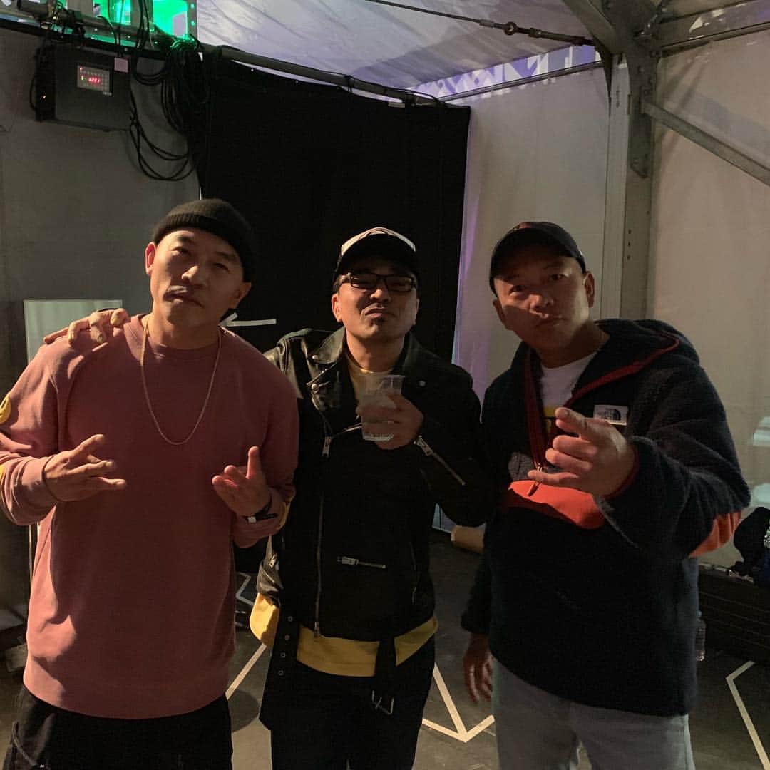 MIGHTY CROWNのインスタグラム：「#石野卓球 #mightycrown  昼のニュースで 報道陣を意識した選曲とか言いやがって  コソコソ報道陣め #音楽に罪はない 報道陣オコ 卓球くん最高でした〜！ #gooutcamp  #gooutjamboree  #musicislife」