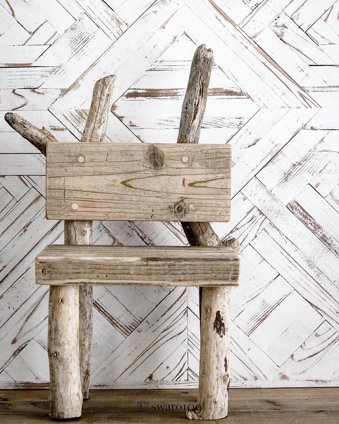 S.W.R-vintage alphabet-さんのインスタグラム写真 - (S.W.R-vintage alphabet-Instagram)「空間デザインお客様オーダー商品完成です♪. ワイルドな流木と古材のチェアー💺花台として使用🌷 . 気に入って貰えますように♪ . .  #空間デザイン#オーダー商品#オーダー品#流木ファニチャー#流木家具#流木#driftwood#driftwoodfurniture#花台#ラスティック#rustic #古材#古材ファニチャー#古材家具#oldwood#oldwoodfurniture #個人宅空間デザイン」4月14日 19時40分 - swaro109