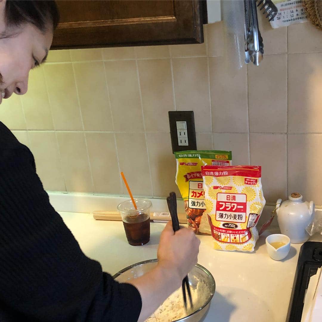加藤紀子のインスタグラム：「初めて一人で粉をこねるところから作った餃子🥟 お肉のタネが途中でなくなったので、思いつきで細かく刻んだイカゲソもタネに🦑したものの、 それでもまだ生地が残ったので、ブルーチーズ包みました🥟🧀 トータル40個出来たけど、 二人暮らしには作りすぎた感😑💦 #皮作りからの餃子楽しい #ただ皮をまあるく伸ばすのが下手過ぎて #アーバンのママさんレッスンの復習ご飯」