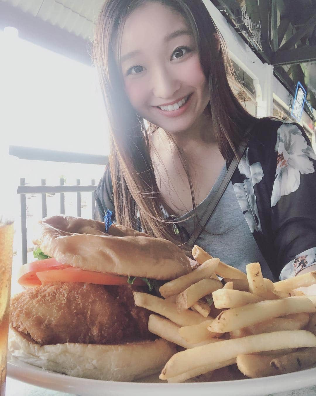 斉藤ひかりさんのインスタグラム写真 - (斉藤ひかりInstagram)「ハンバーガーも特大サイズです😆  #巨大なハンバーガー #ポテトも山盛り」4月14日 19時43分 - hikarisaito1027