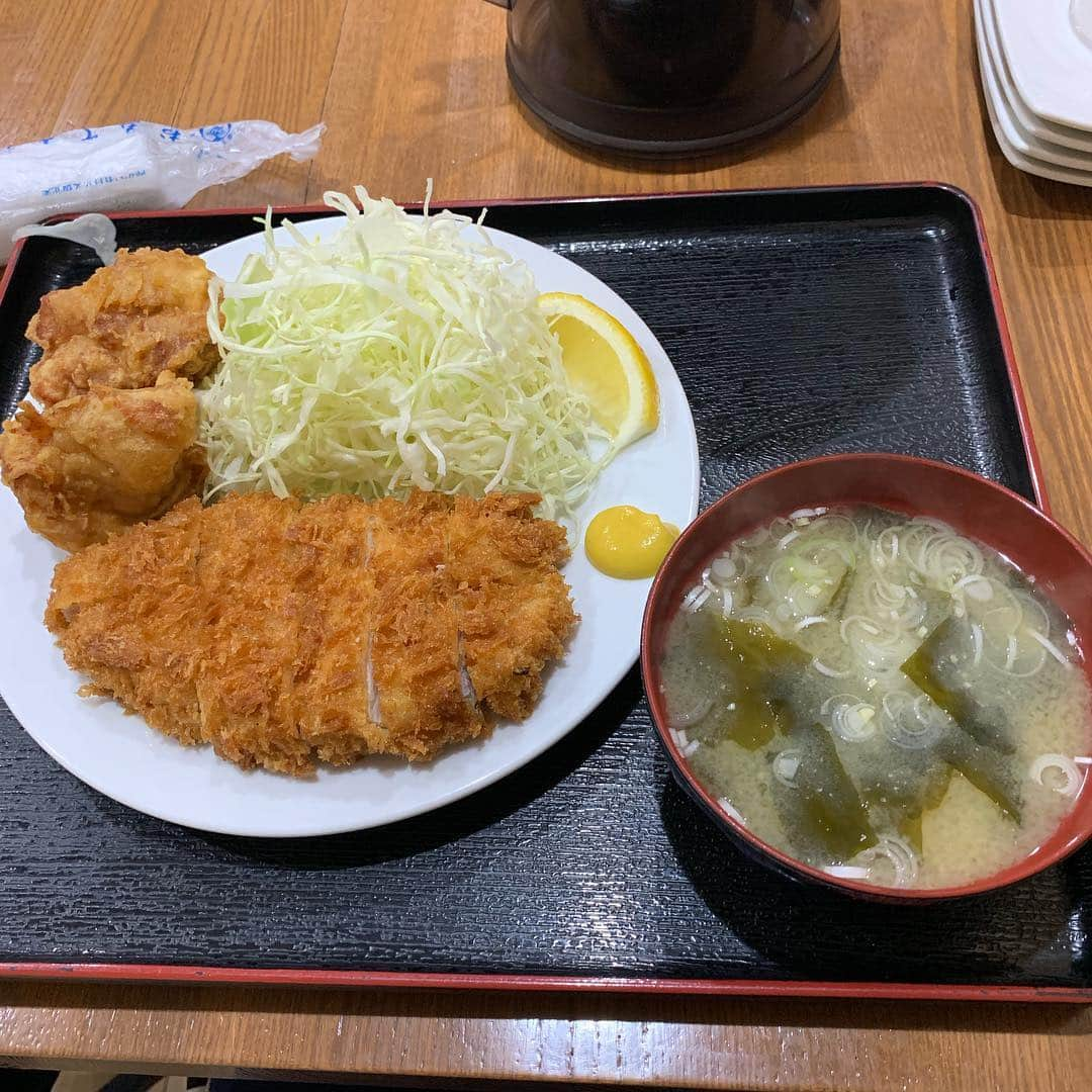 赤羽さんのインスタグラム写真 - (赤羽Instagram)「#あげもんや とんかつ定食ご飯抜きと唐揚げ2個😋  高円寺最強のあげもんやのあげもんやさん😋何食べても美味しいんだから  #糖質制限 #逃亡メシ」4月14日 19時43分 - akabass