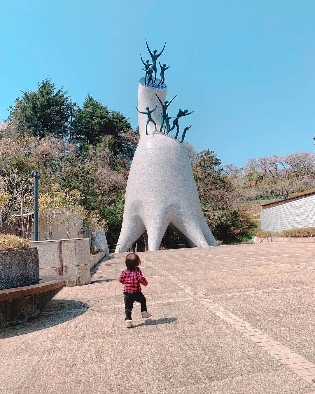 奥山絵里奈さんのインスタグラム写真 - (奥山絵里奈Instagram)「神になれる椅子に座れる😇  あの万博の#太陽の塔 のデザイナーで有名な#岡本太郎美術館 へ！ 神奈川県川崎市多摩の#ドラえもんミュージアム の近くにある隠れスポット！ #現代アート が沢山展示してあり面白いゾーンが沢山！ 人がいないので凄く良かったです！ 隣はの公園やら展望台もあり一日中楽しめる、#子供とお出かけ にもってこいの場所でしたよ！ レストランも子連れに優しい！ 続く！  #子連れスポット #子供と遊ぶ #岡本太郎 #東京観光 #japantrip #japan_vacations #japantravel #1歳ママ #ママ1年生 #japanesemuseum #japaneseart #japaneseanime #旅スタグラム #インスタ映え #神になる」4月14日 19時43分 - erinaokuyama
