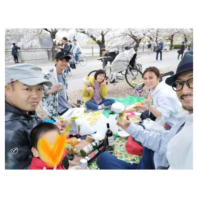 赤松悠実さんのインスタグラム写真 - (赤松悠実Instagram)「#お花見 🌸 完全にロスになってる #トゥルロマ キャストで 駆け込みお花見🌸❤️ 稽古づくめで花を愛でる暇もなかったので 予定の合うメンバーで、子供達も集まってワイワイ！ とか言いながら、結局ほとんどのメンバーが集結🍷 ポテサラやハムを持って行って現地で手作りサンド👏 好評でよかった🥰🍃 最終あだちさんのお家で飲み直し。 謎のアラジンの遊びでゲラゲラ笑ったりね。 何事にも全力な皆んなが大好き🤣❤️ #こちらトゥルーロマンス株式会社 #舞台 #花見」4月14日 19時44分 - akamatsuyuumi