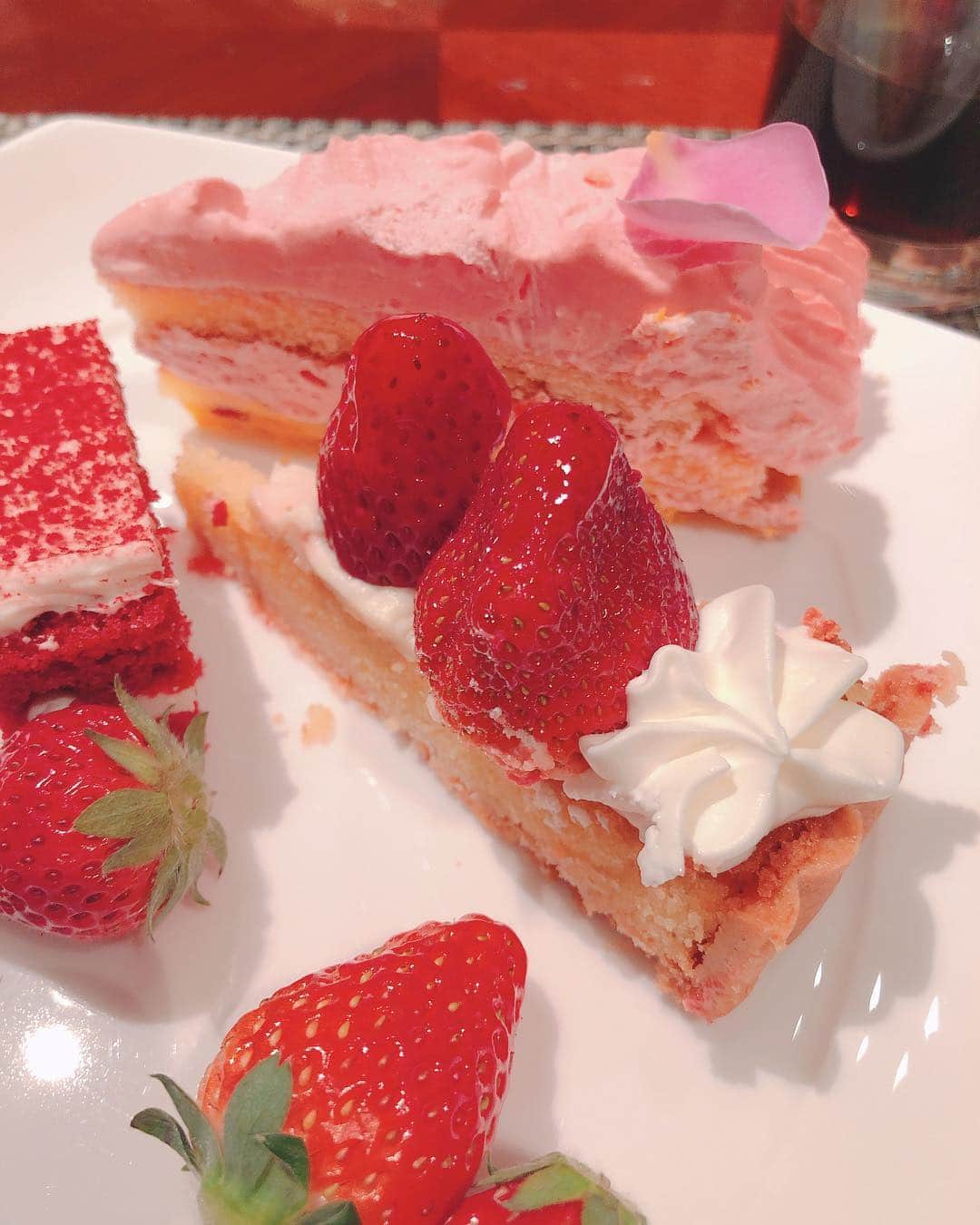 前田玲奈さんのインスタグラム写真 - (前田玲奈Instagram)「ゆっことビュッフェ🌸 ゆっこも、美味しいものも、全て私を癒してくれた☺️ コールドストーン形式の、アイスコーナーがあったので、チョコミントにオレオを混ぜてもらいました(◜‧̮◝ )アイスコーナーめちゃ人気だった〜〜 イチゴのフェアだったので、めちゃイチゴ食べた！！！美味しいイチゴは美味しい！！！（フルーツ苦手さんの意見） #アイ活 #マーブルラウンジ #ヒルトン東京 #チョコミン党 #チョコミント #icecream #ビュッフェ #東京ビュッフェ #strawberry」4月14日 19時49分 - maedarena_ice