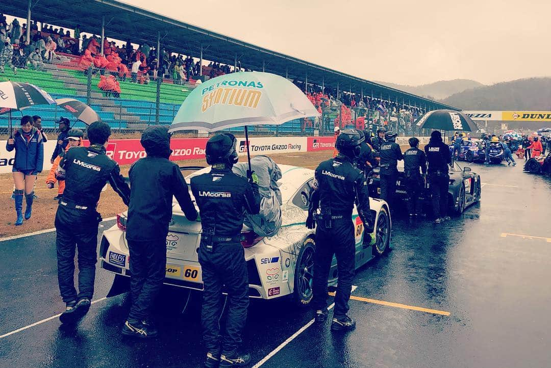 吉本大樹さんのインスタグラム写真 - (吉本大樹Instagram)「#SuperGT #R1 Managed to finish in P7(starting from P12)  The race was red flagged twice due to big accidents in heavy rain then the race was over only after 30laps and most of the time was in under #SafetyCar 😕 frustrating opening round for the teams and the fans😭 7位でした。せっかく望んでいた雨でしたが今日は振りすぎました… 大きなアクシデントもありましたが大事に至らず良かったです。ここから追い上げ！という意気込みでしたが二度にわたる赤旗とSCの後、レースは30周で終了。相方 @ritmomiyata は乗れず😓 あの雨では仕方がありません💦 今日は何より観戦組に皆さんにとってもタフなコンディションだったかと思います。悪天候の中応援してくださった皆さんありがとうございました！」4月14日 19時54分 - hiroyoshimoto