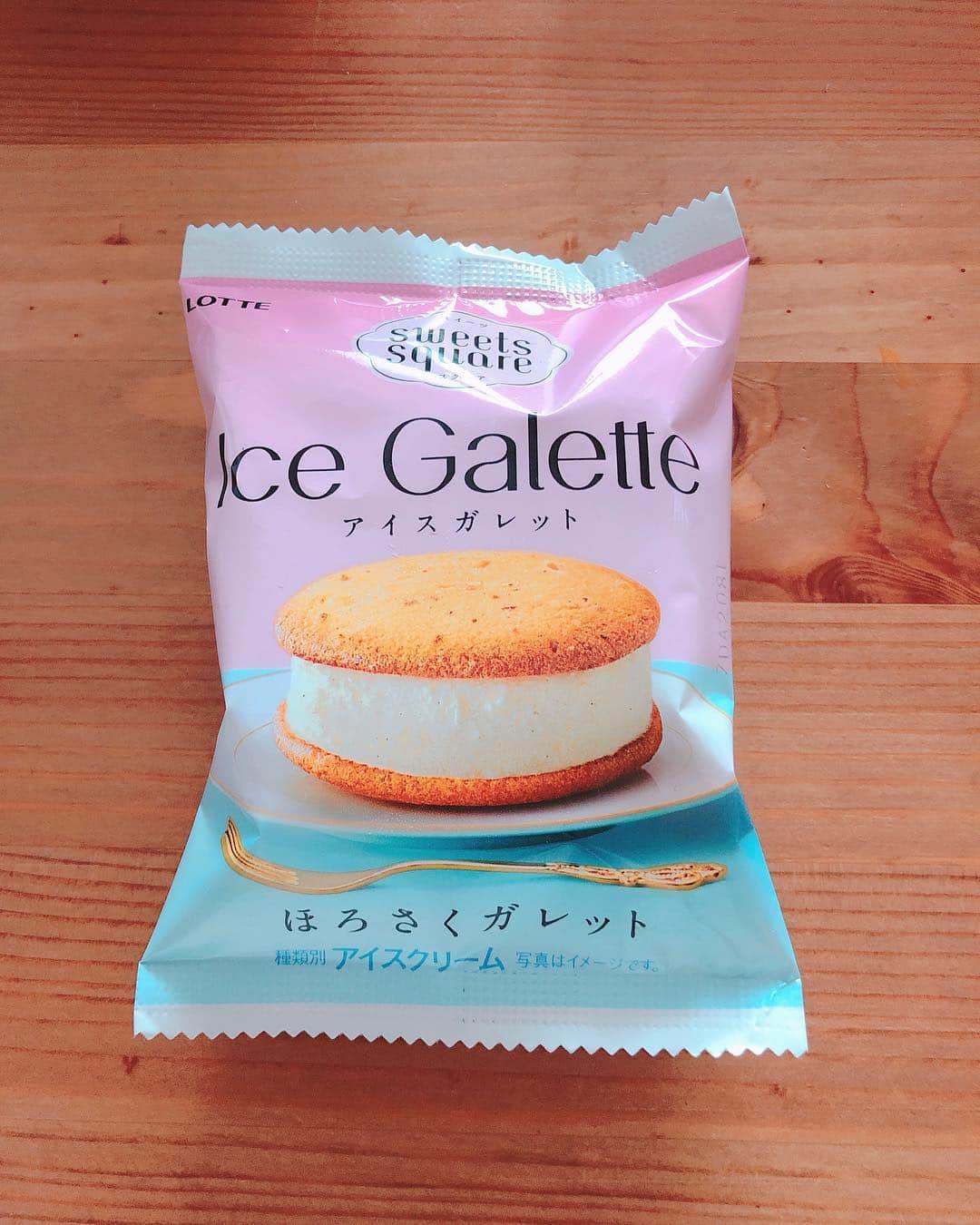 前田玲奈さんのインスタグラム写真 - (前田玲奈Instagram)「春らしいパッケージ、すごく良いよね🌸🌱思わず手に取っちゃう。 ガレットとクッキーって何が違うんだろうと思って調べてみた ༝༚┈❁┈༚༝༝༚┈❁┈༚༝༝༚┈❁┈༚༝ 「クッキー」…砂糖と脂肪分が40%以上（米:サクッとしたお菓子の総称） 「ビスケット」…砂糖と脂肪分が40%未満(英:小麦粉を使ったお菓子の総称) 「サブレ」…バターの量が多いため「ビスケット」よりサクサク食感 「ガレット」…丸くて平たい形をしたお菓子の総称 ༝༚┈❁┈༚༝༝༚┈❁┈༚༝༝༚┈❁┈༚༝ なるほどぉ…  つまり、丸くて平たい形をしてたらガレットね！四角いクッキーはガレットじゃないってことね✨  上品かつ可愛らしいお味でしたことよ☕️ #アイ活 #lotte #sweetssquare #アイスガレット #ほろさくガレット #icecream #コンビニアイス」4月14日 19時57分 - maedarena_ice