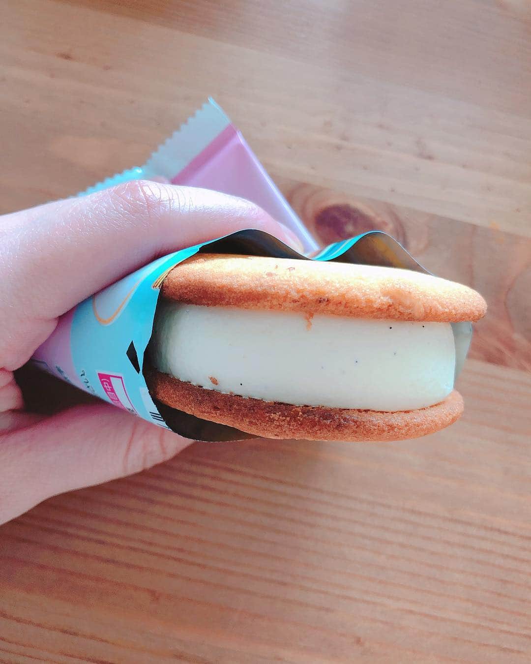 前田玲奈さんのインスタグラム写真 - (前田玲奈Instagram)「春らしいパッケージ、すごく良いよね🌸🌱思わず手に取っちゃう。 ガレットとクッキーって何が違うんだろうと思って調べてみた ༝༚┈❁┈༚༝༝༚┈❁┈༚༝༝༚┈❁┈༚༝ 「クッキー」…砂糖と脂肪分が40%以上（米:サクッとしたお菓子の総称） 「ビスケット」…砂糖と脂肪分が40%未満(英:小麦粉を使ったお菓子の総称) 「サブレ」…バターの量が多いため「ビスケット」よりサクサク食感 「ガレット」…丸くて平たい形をしたお菓子の総称 ༝༚┈❁┈༚༝༝༚┈❁┈༚༝༝༚┈❁┈༚༝ なるほどぉ…  つまり、丸くて平たい形をしてたらガレットね！四角いクッキーはガレットじゃないってことね✨  上品かつ可愛らしいお味でしたことよ☕️ #アイ活 #lotte #sweetssquare #アイスガレット #ほろさくガレット #icecream #コンビニアイス」4月14日 19時57分 - maedarena_ice