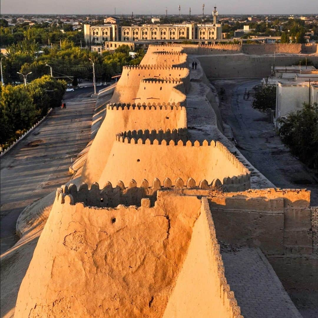 Lonely Planetさんのインスタグラム写真 - (Lonely PlanetInstagram)「'Sitting at the actual crossroads of Eurasia and, for centuries, being the gateway to both east and west, the cultural heritage of #Uzbekistan is incredible, and it can be seen not only in the numerous palaces, fortresses and mosques, but also in the population, with origins ranging from #Mongolian to Indo-European. Visiting the different Silk Road cities in Uzbekistan is like traveling to the past and, among all its cities, towns and landmarks, perhaps, my favorite would be #Khiva, a 2,500-year old city composed of narrow alleys, mud-brick houses, minarets, mosques and traditional houses. The photo depicts the walls that surround the Old City of Khiva, which are believed to have been built in the 10th century.' – @againstthecompass -- That's a wrap for this weekend's #lpinstatakeover folks! Check out @againstthecompass for more!」4月14日 20時00分 - lonelyplanet