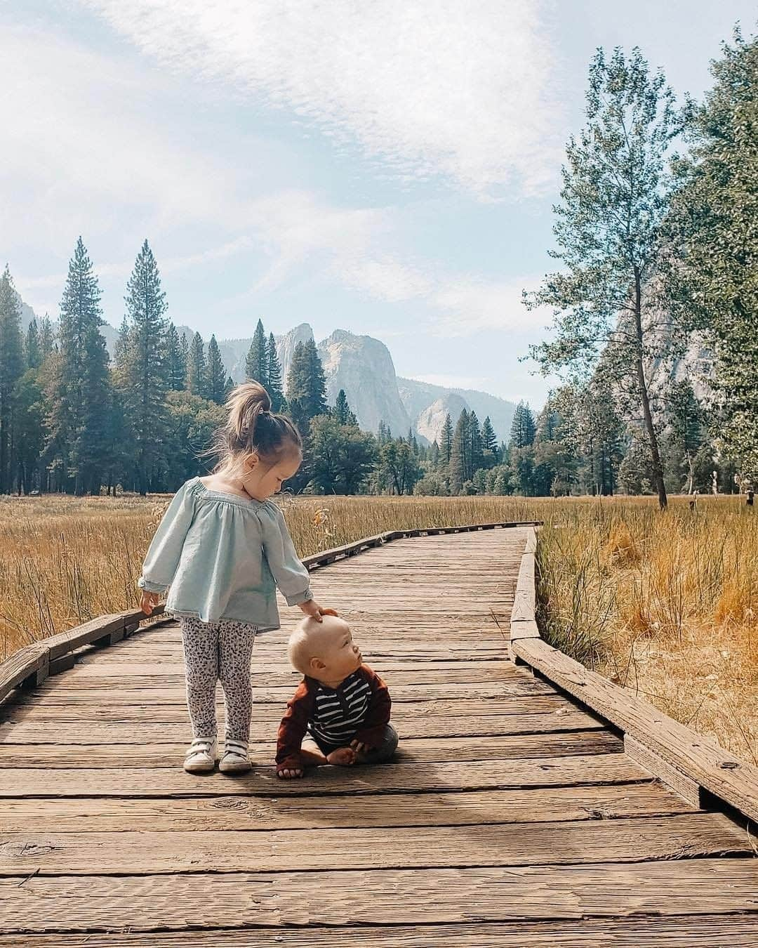 REIさんのインスタグラム写真 - (REIInstagram)「Helping hands.  Photo: @uhkaylagrady in Yosemite National Park, #California. #OptOutside」4月14日 20時00分 - rei