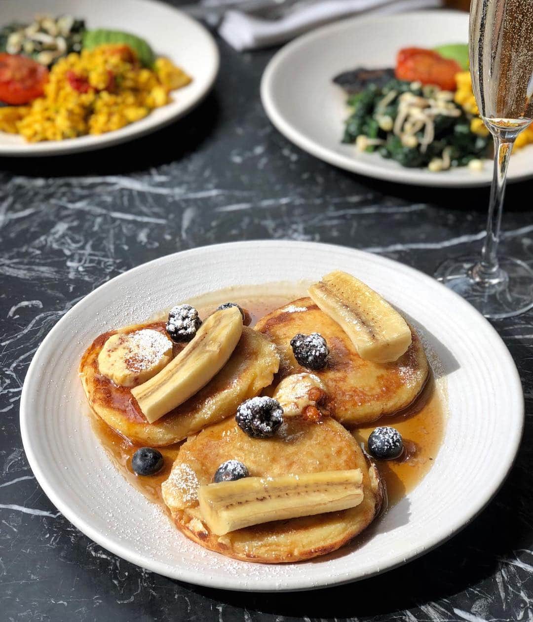 ゴードン・ラムゼイさんのインスタグラム写真 - (ゴードン・ラムゼイInstagram)「The ultimate start to the morning, blueberry and banana pancakes at @breadstkitchen, happy Sunday guys ! Gx」4月14日 20時00分 - gordongram