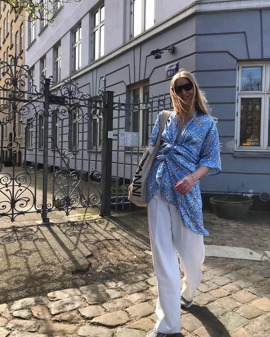 ELLE DKさんのインスタグラム写真 - (ELLE DKInstagram)「Påskepostkort 💌 fra Fashion Editor @fieandersson der bruger Palmesøndag på at nyde det dejlige vejr, lange gåture og cafébesøg. 🌴💙 #ELLEpostkort」4月14日 20時12分 - elledanmark