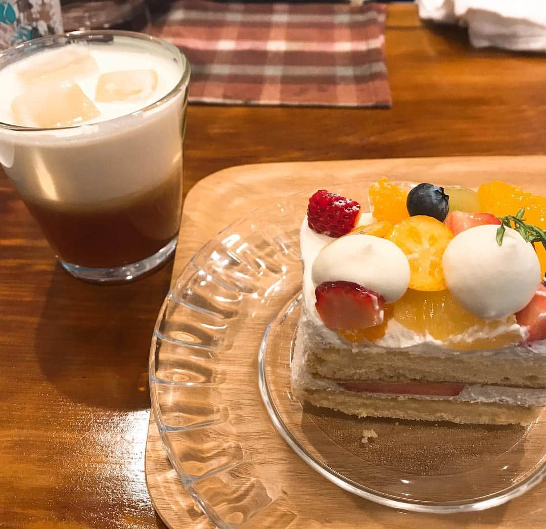 おーせさんのインスタグラム写真 - (おーせInstagram)「フルーツケーキ&ミルクティー♡ ミルクティーが濃厚でおいしかったー！お家でも作ってみたい♡  #修善寺#隠れ家カフェ#子連れオッケー#ミルクティー#濃厚ミルクティー#伊豆カフェ @cafehisago」4月14日 20時13分 - oosedon