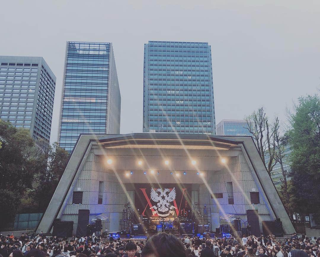 東出真緒さんのインスタグラム写真 - (東出真緒Instagram)「日比谷野外音楽堂 9mm Parabellum Bullet  15周年記念フリーライブを見てきました！！ 野音で爆音、身体が吹っ飛ぶかと思った！！ 15周年を祝うためにパンパンのファンが集まって、しかも二回戦もやるって、愛し愛されてるなぁーと15年続けてきた彼らの勢いが物凄かったです。 . 今月末には アラバキでセッションさせて頂きます！ とっっっっても楽しみ🤞🏻🌸 . 卓郎くんの肩にマスクの妖精が。。見えてるの私だけ？笑 . #9mmparabellumbullet  #日比谷野外音楽堂」4月14日 20時08分 - mao_bigmama_vn