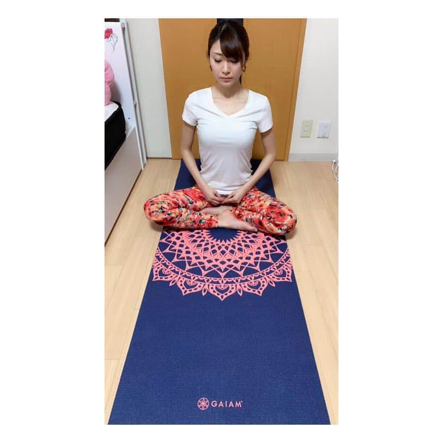 愛聖りささんのインスタグラム写真 - (愛聖りさInstagram)「. なんでもカタチから入るタイプの私🙄 #GAIAM の #ヨガマット は お洒落で、やる気もアップᕦ(ò_óˇ)ᕤ . #スポーツデポ #SPORTSDEPO #yoga #ヨガ初心者 #ヨガ女子 #身体柔らかくなりたい #🧘‍♀️ @gaiam」4月14日 20時14分 - risa_aise