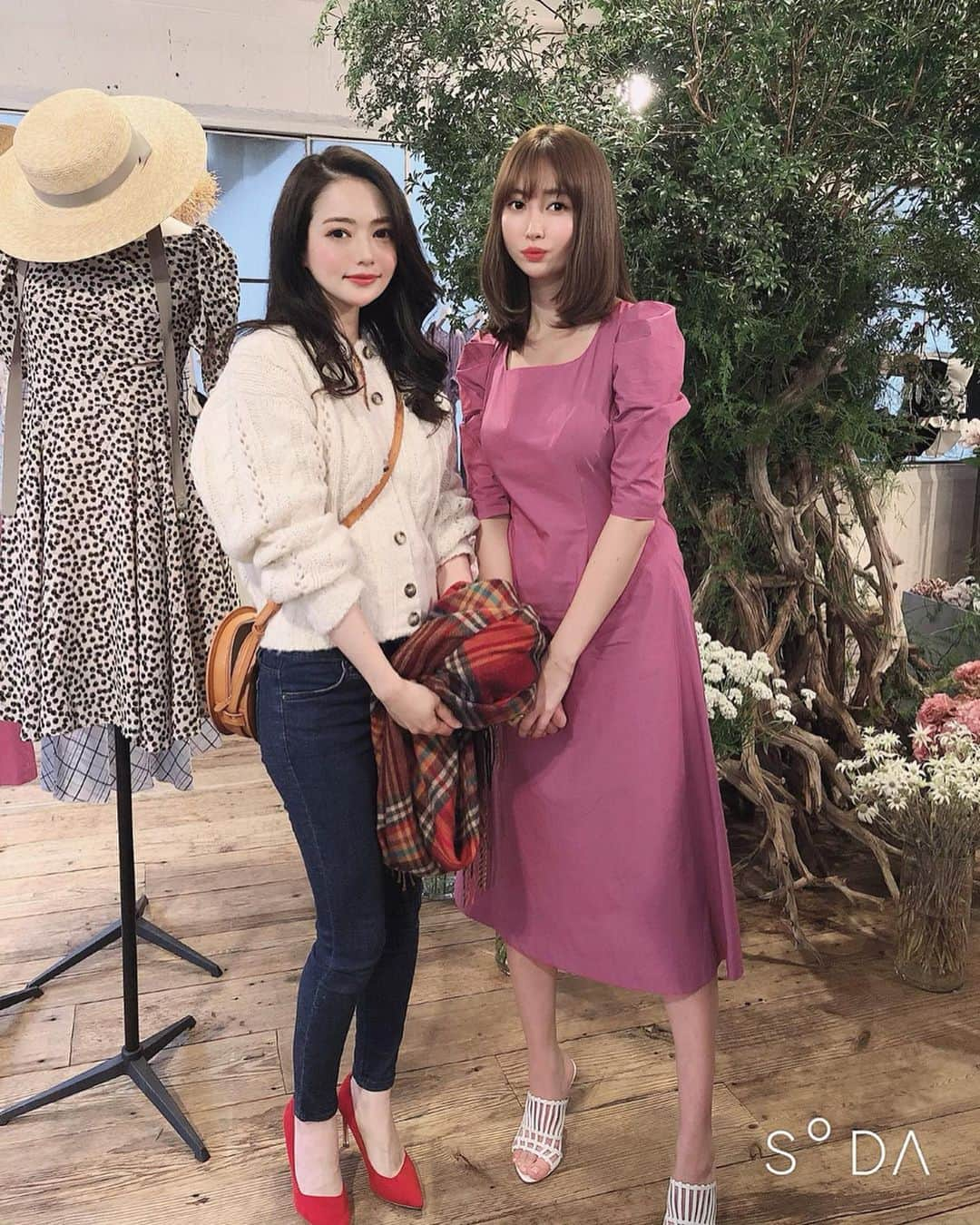 山口愛実さんのインスタグラム写真 - (山口愛実Instagram)「小嶋陽菜さんがプロデュースする @herlipto の展示会に行ってきました  女性らしさが溢れ出たデザインでありながら着心地も考えられているラインと素材💠 スカートやワンピースもひざ下丈の物が多く大人世代でもさらっと一枚で着れる素敵なお洋服がたくさんで全部欲しくなりました 私は最後の写真のライラックカラーのワンピースをオーダー、バックスタイルがリボンになってて可愛いんです❤️ 小嶋さんとも少しお話しさせて頂けたんですがめっちゃ素敵な女性でますますファンになりました✨  #herlipto  #小嶋陽菜 #こじはる #cute #beautiful #fashion #flower  #ワンピース #ママコーデ #ママファッション #おんなのこまま #最近諸事情でハート型ウイルスのフリを覚えたアラフォーは私」4月14日 20時10分 - manami_0331