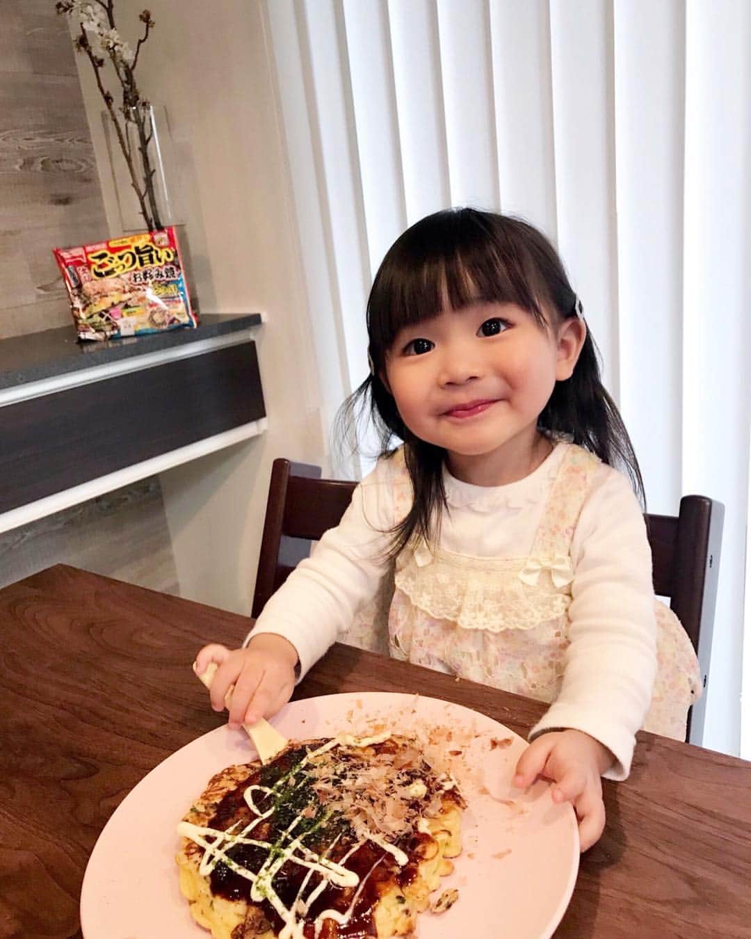 河内麻沙美さんのインスタグラム写真 - (河内麻沙美Instagram)「#okonomiyaki 🤤 . . 今日はランチにお好み焼きを食べたよ〜‼️ このお好み焼き、ごっつ旨いシリーズの冷凍食品😊🙌 . 特製ソース、マヨネーズ風ソース、鰹節、あおさ全部入ってるから、レンジで簡単に本格お好み焼きが食べれちゃう❤️ LILIも鰹節をかけるお手伝いをしてくれたよ〜👏🏻(動画載せます👍) まぁ見事に偏ったけど🤣 . キャベツはシャキシャキ、生地はふわふわで冷凍食品とは思えない✨ . ハッシュタグ” #祝ごっつの日 ”を付けて、ごっつ旨いシリーズの商品と一緒に写っている写真や動画を投稿すると、採用された方には、「ごっつの日制定記念オリジナルデザインTシャツ」のプレゼントがあるみたいだから、応募🙋🏻‍♀️ 採用されなかった方の中からも、抽選で52名にプレゼントがあるみたい🙌 . 平成最後の記念にキャンペーン応募してみよ〜🥰 . #お好み焼き#ごっつ旨い#豚玉#ランチ#冷凍食品#簡単レシピ#大阪#成長記録#お手伝い#2歳#赤ちゃんのいる生活 #女の子#LILI#food#lunch#instafood」4月14日 20時10分 - masamikouchi