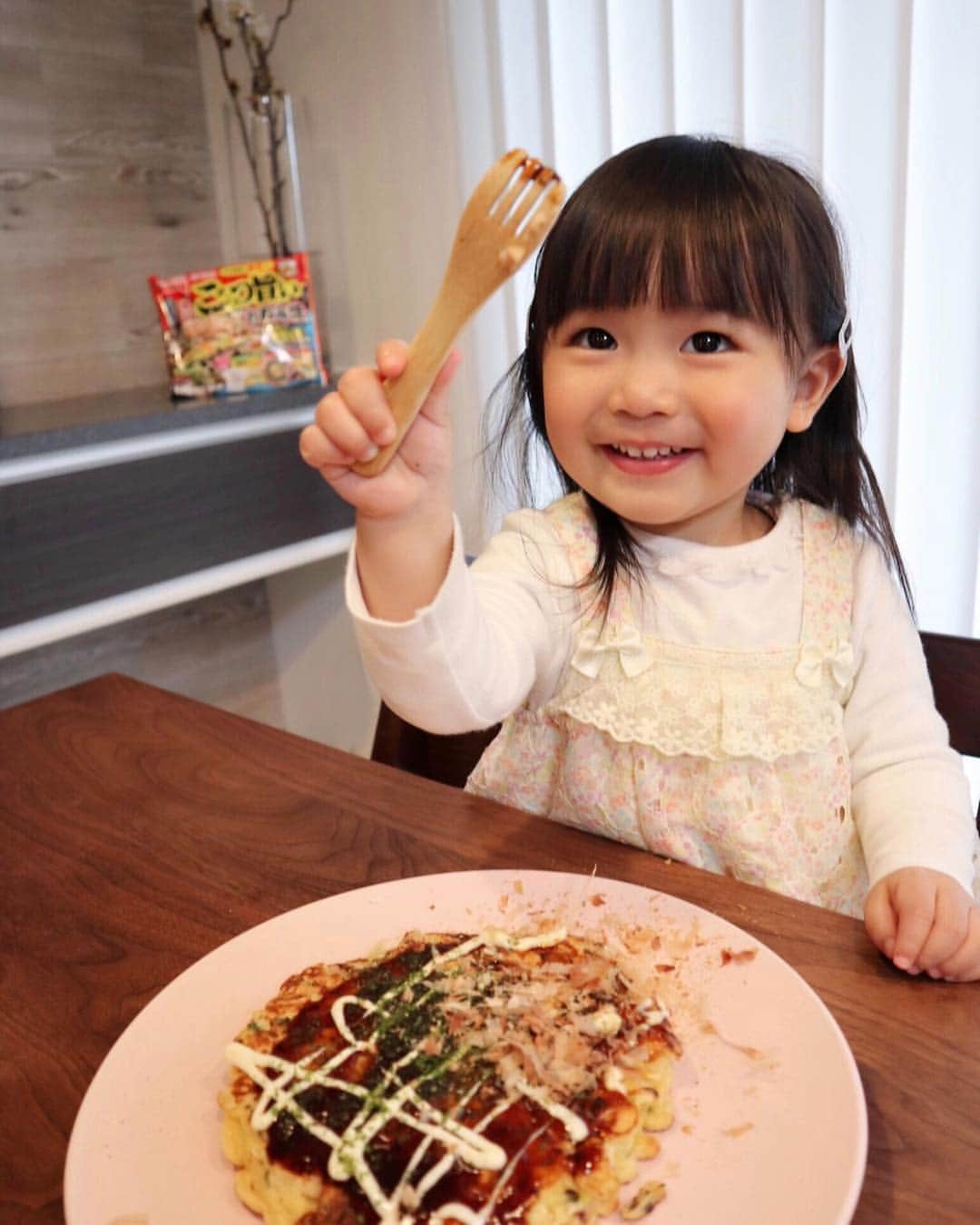 河内麻沙美さんのインスタグラム写真 - (河内麻沙美Instagram)「#okonomiyaki 🤤 . . 今日はランチにお好み焼きを食べたよ〜‼️ このお好み焼き、ごっつ旨いシリーズの冷凍食品😊🙌 . 特製ソース、マヨネーズ風ソース、鰹節、あおさ全部入ってるから、レンジで簡単に本格お好み焼きが食べれちゃう❤️ LILIも鰹節をかけるお手伝いをしてくれたよ〜👏🏻(動画載せます👍) まぁ見事に偏ったけど🤣 . キャベツはシャキシャキ、生地はふわふわで冷凍食品とは思えない✨ . ハッシュタグ” #祝ごっつの日 ”を付けて、ごっつ旨いシリーズの商品と一緒に写っている写真や動画を投稿すると、採用された方には、「ごっつの日制定記念オリジナルデザインTシャツ」のプレゼントがあるみたいだから、応募🙋🏻‍♀️ 採用されなかった方の中からも、抽選で52名にプレゼントがあるみたい🙌 . 平成最後の記念にキャンペーン応募してみよ〜🥰 . #お好み焼き#ごっつ旨い#豚玉#ランチ#冷凍食品#簡単レシピ#大阪#成長記録#お手伝い#2歳#赤ちゃんのいる生活 #女の子#LILI#food#lunch#instafood」4月14日 20時10分 - masamikouchi
