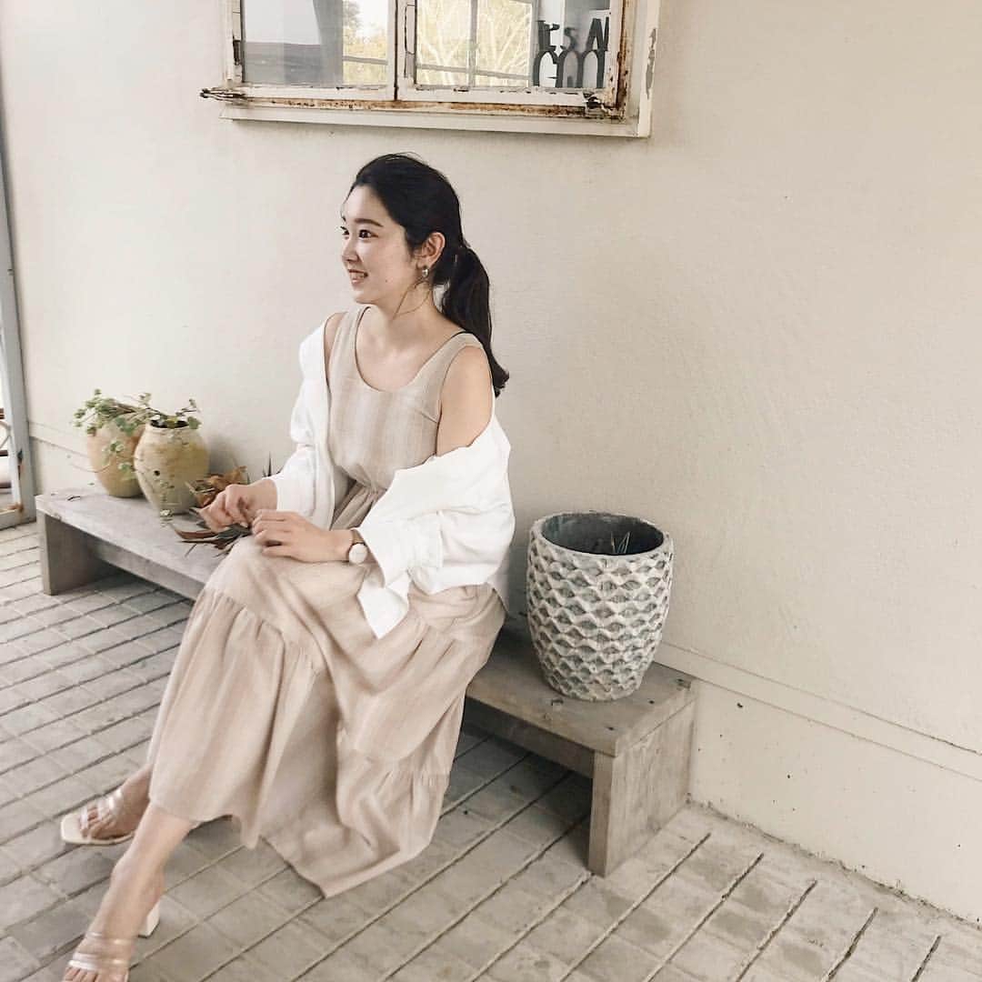 mina hinokuchiのインスタグラム：「. この春夏沢山コーデにシャツを使ってます🌼 キャミとかにTシャツに羽織ったり、前を締めて1枚で着るのも好きだけど 夏はノースリのワンピ沢山着たいので、ワンピに羽織って着るのが気分〜☀︎ . 今日の夜は久々に私のアカウントで、4月末に入荷予定の新作の紹介と、今週入ってきた小物類を紹介するLIVEする予定です！ 昨日ストーリーで伺った内容もいつくかお答えできればと思ってます❣️ ぜひcheckしてください♪♪ ＊ Insta LIVE 4/14(sun) 21:00〜 ＊ . #whoswhochico #salonbychico #フーズフーチコ #salonbychico_yokohama #mina_chicode #mery #rili_tokyo #sucle #isutapic #patra #petrel_jp #velle_jp #横浜 #横浜ルミネ」