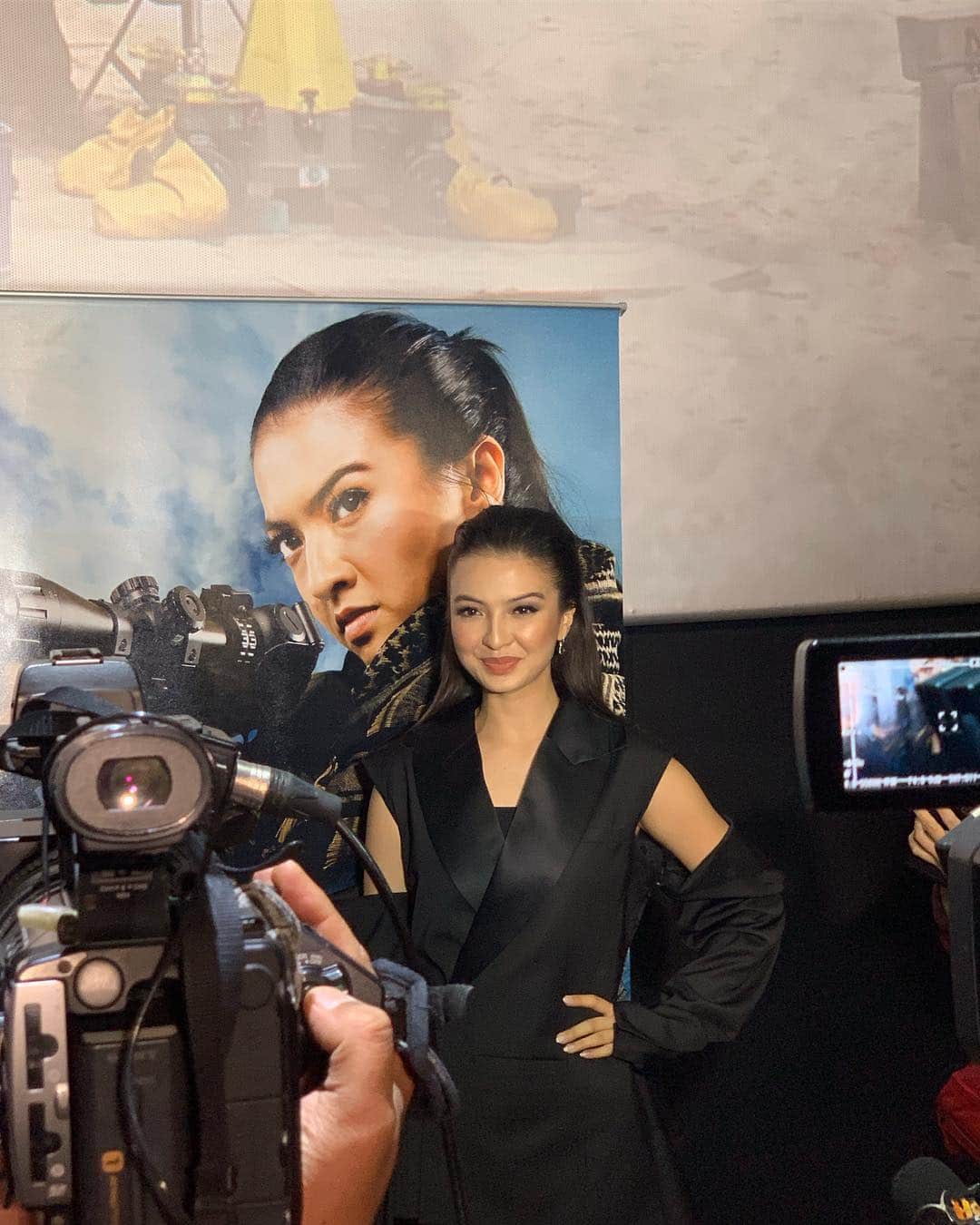 ラライン・シャーのインスタグラム：「Press Conference #policeevo . Senang sekali bisa sharing sama teman teman media mengenai proses pembuatan film laga ini. Paham saya proses jauh lebih penting daripada mendapat hasil buat kebutuhan gambar saja. 🎬🖤 #comingsoon #18april #tanganofficial」